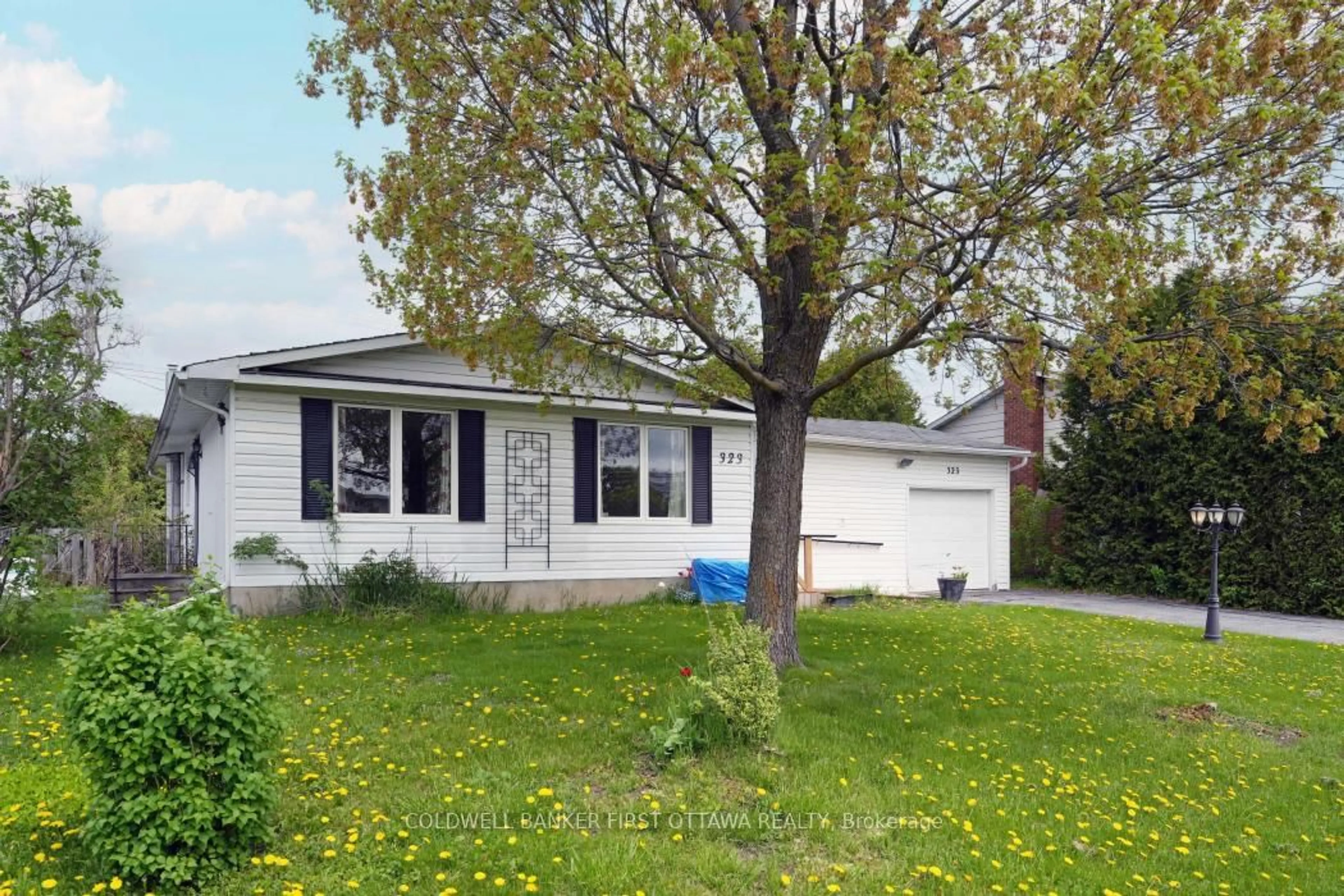 Home with vinyl exterior material, street for 323 Amiens St, Orleans Ontario K1E 1N4