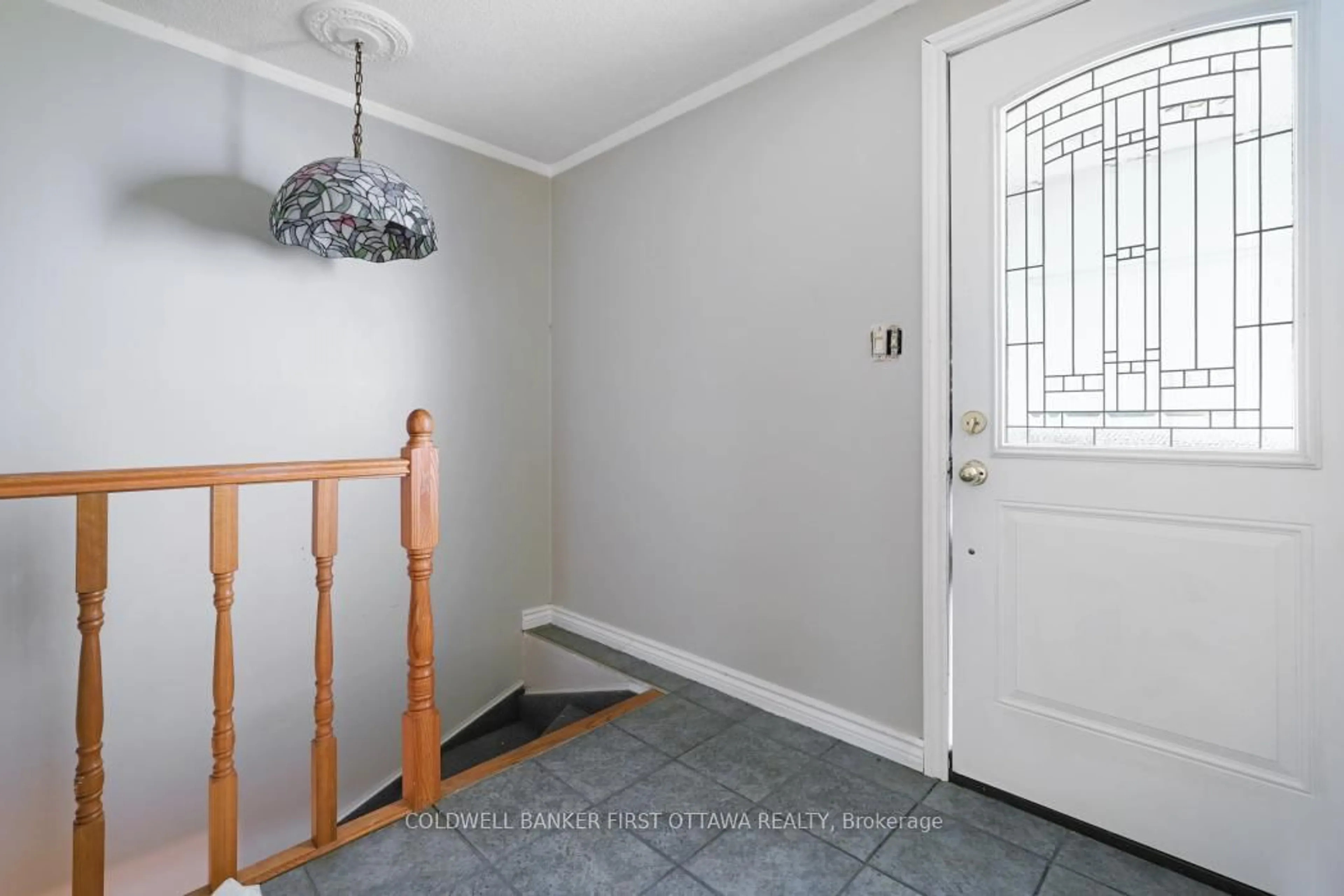 Indoor entryway for 323 Amiens St, Orleans Ontario K1E 1N4