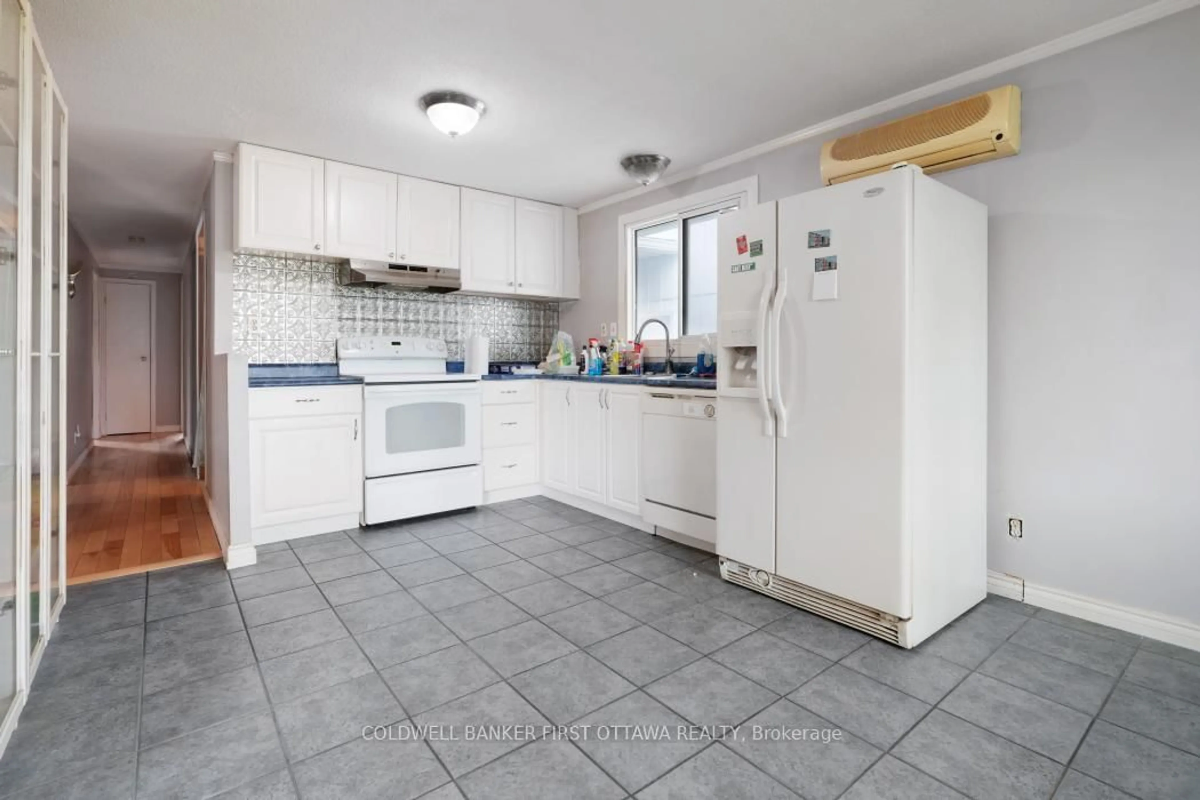 Standard kitchen, ceramic/tile floor for 323 Amiens St, Orleans Ontario K1E 1N4
