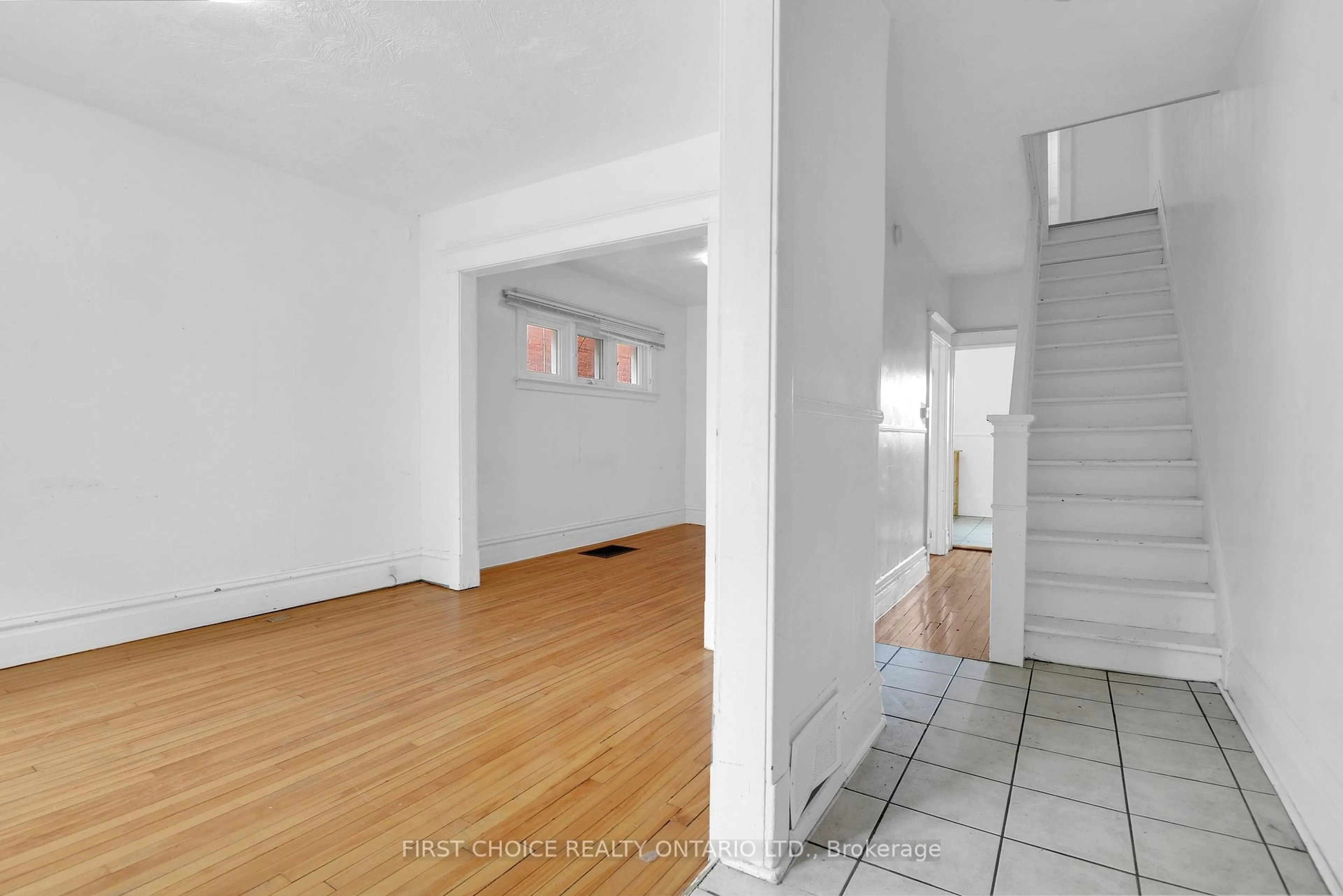 Indoor foyer for 293 Powell Ave, Ottawa Ontario K1S 2A6