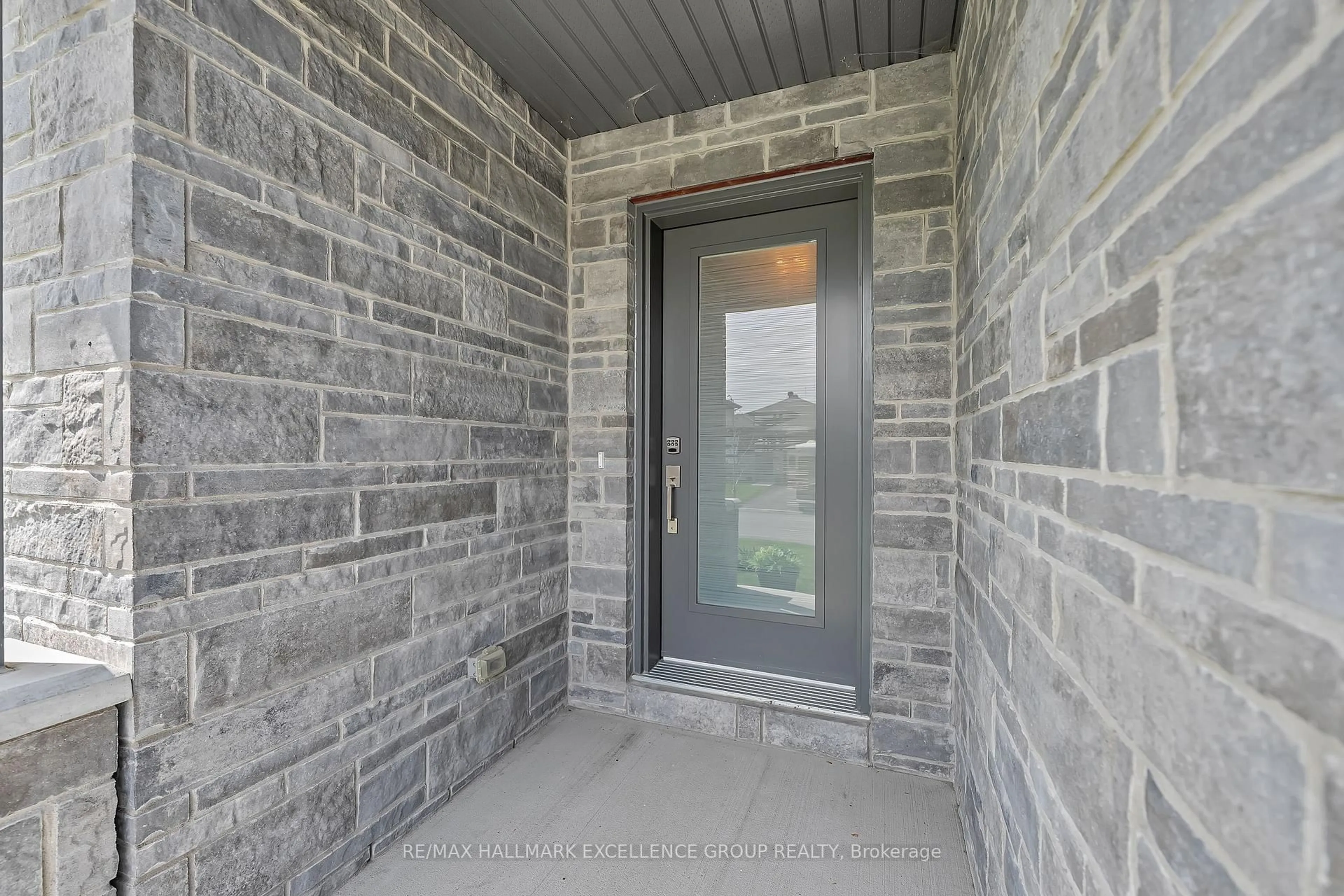 Indoor entryway for 628 Cobalt St, Clarence-Rockland Ontario K4K 0L4