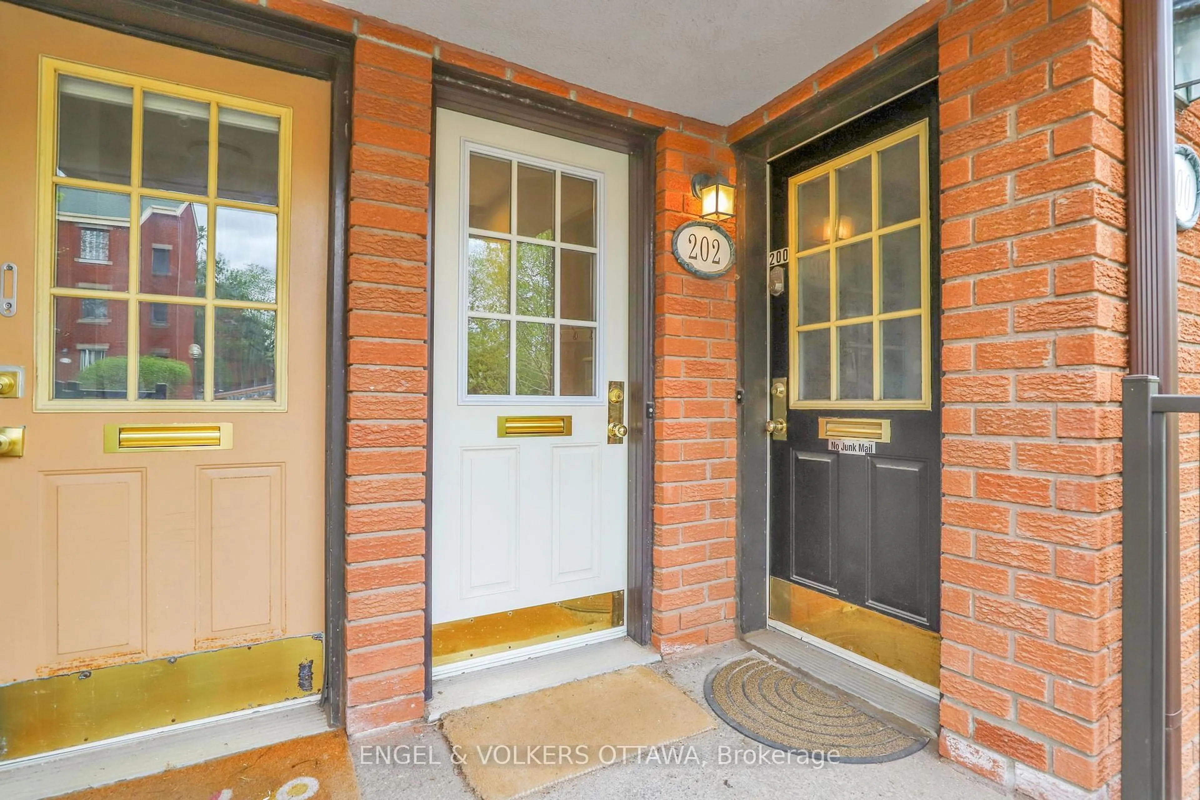 Indoor entryway for 202 Alvin Rd, Ottawa Ontario K1K 2V1