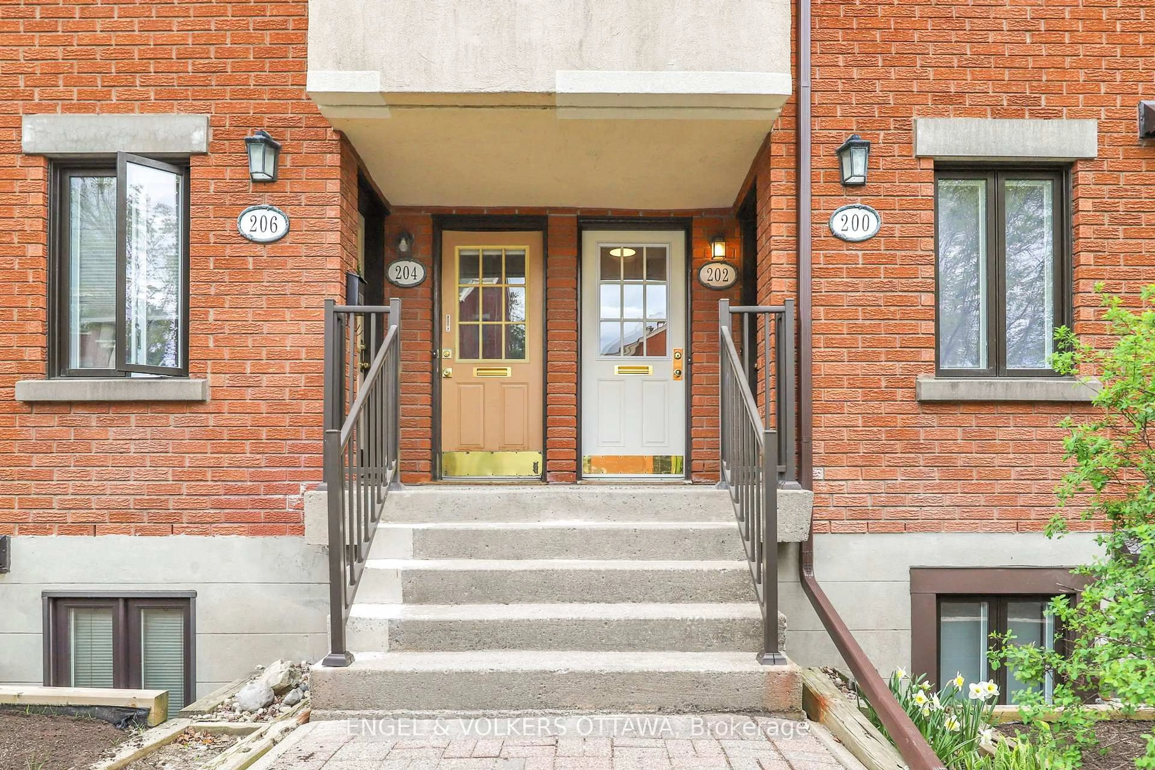 Indoor entryway for 202 Alvin Rd, Ottawa Ontario K1K 2V1
