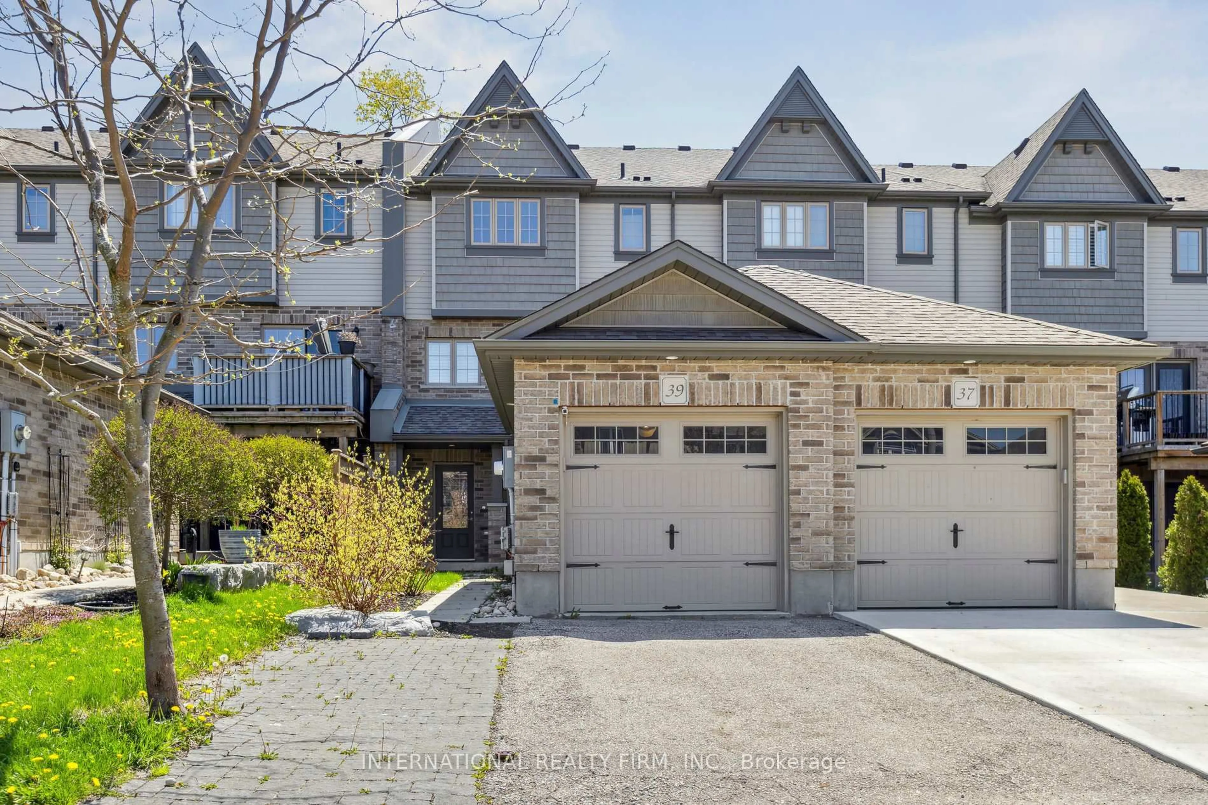 A pic from outside/outdoor area/front of a property/back of a property/a pic from drone, street for 39 Jeffrey Dr, Guelph Ontario N1E 0M4