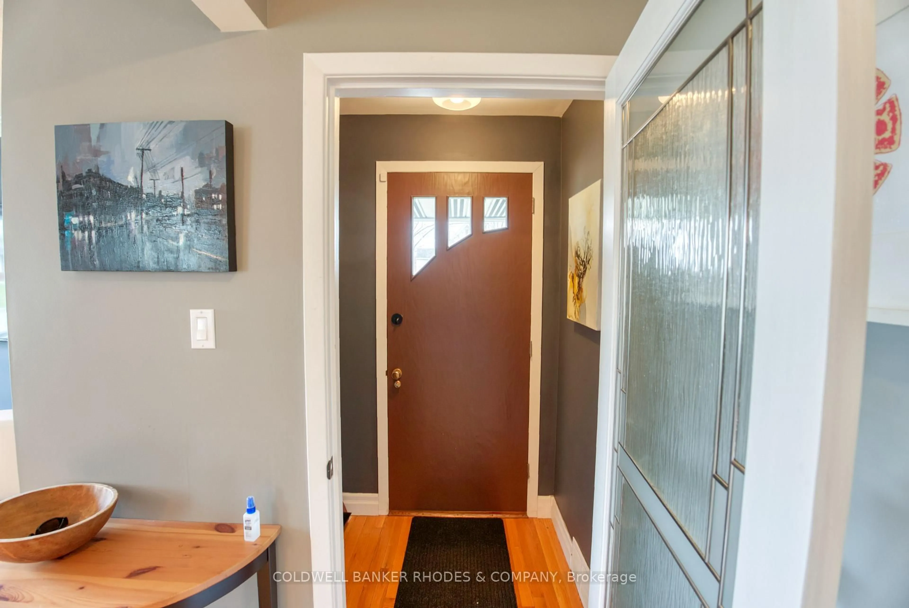 Indoor entryway for 2066 Black Friars Rd, Ottawa Ontario K2A 3K5