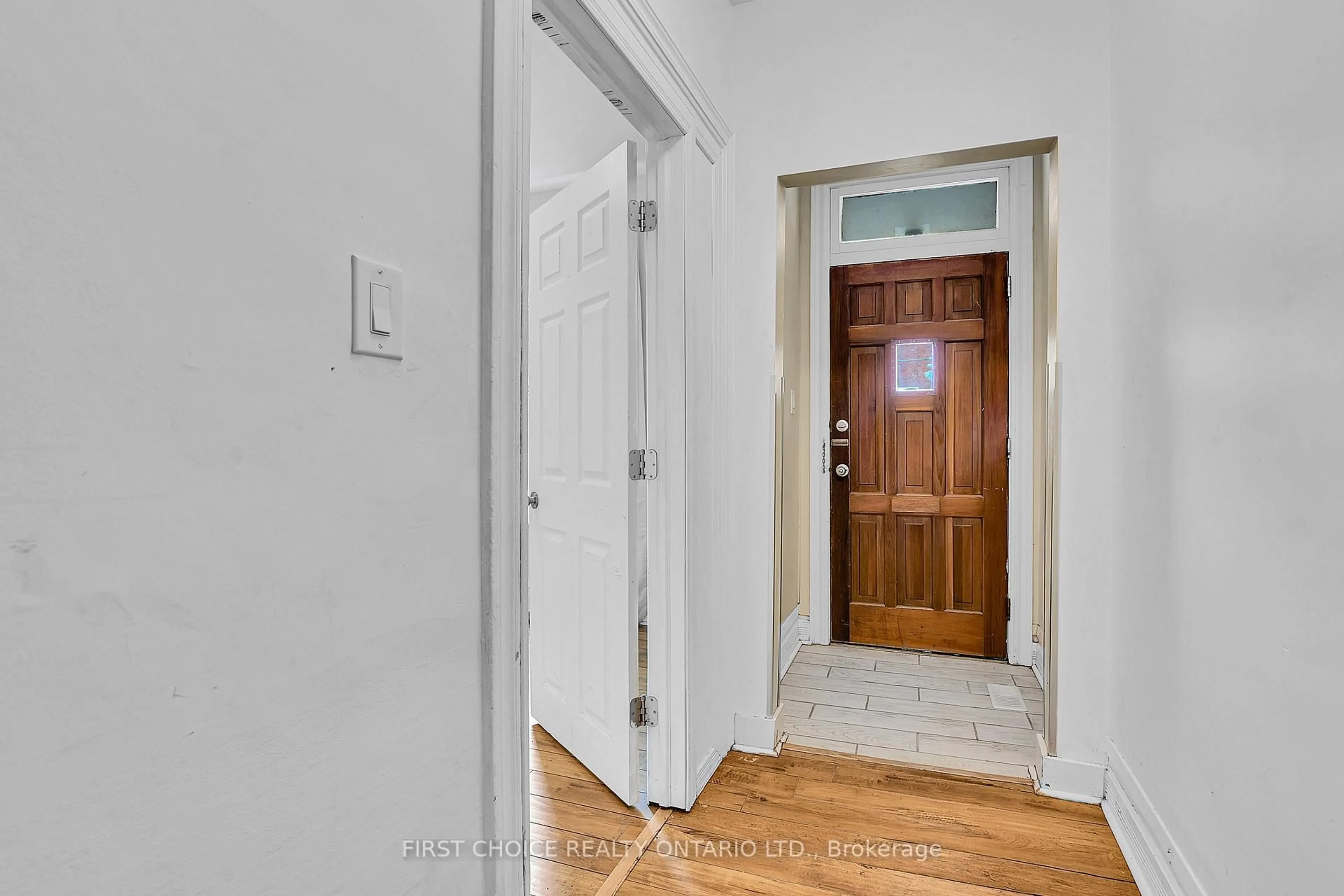 Indoor entryway for 349 Chapel St, Ottawa Ontario K1N 7Z5