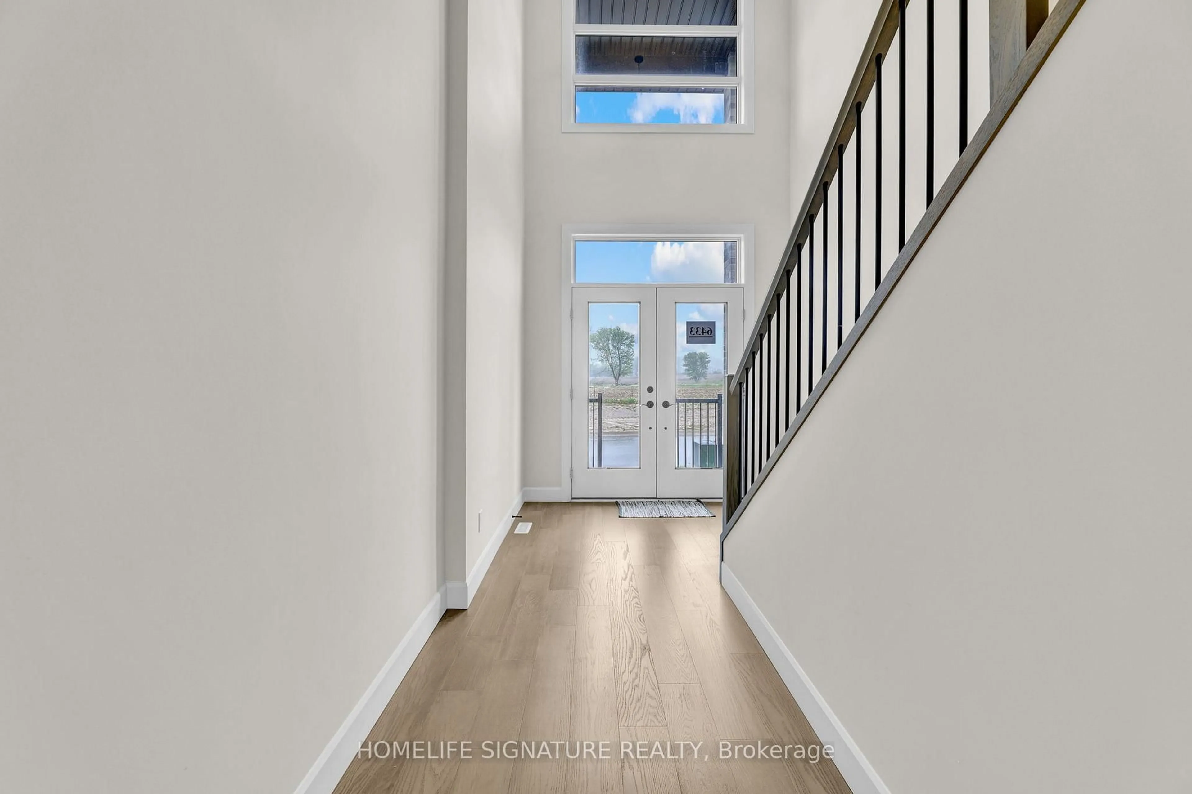 Indoor entryway for 6433 Royal Magnolia Ave, London South Ontario N6P 0K2