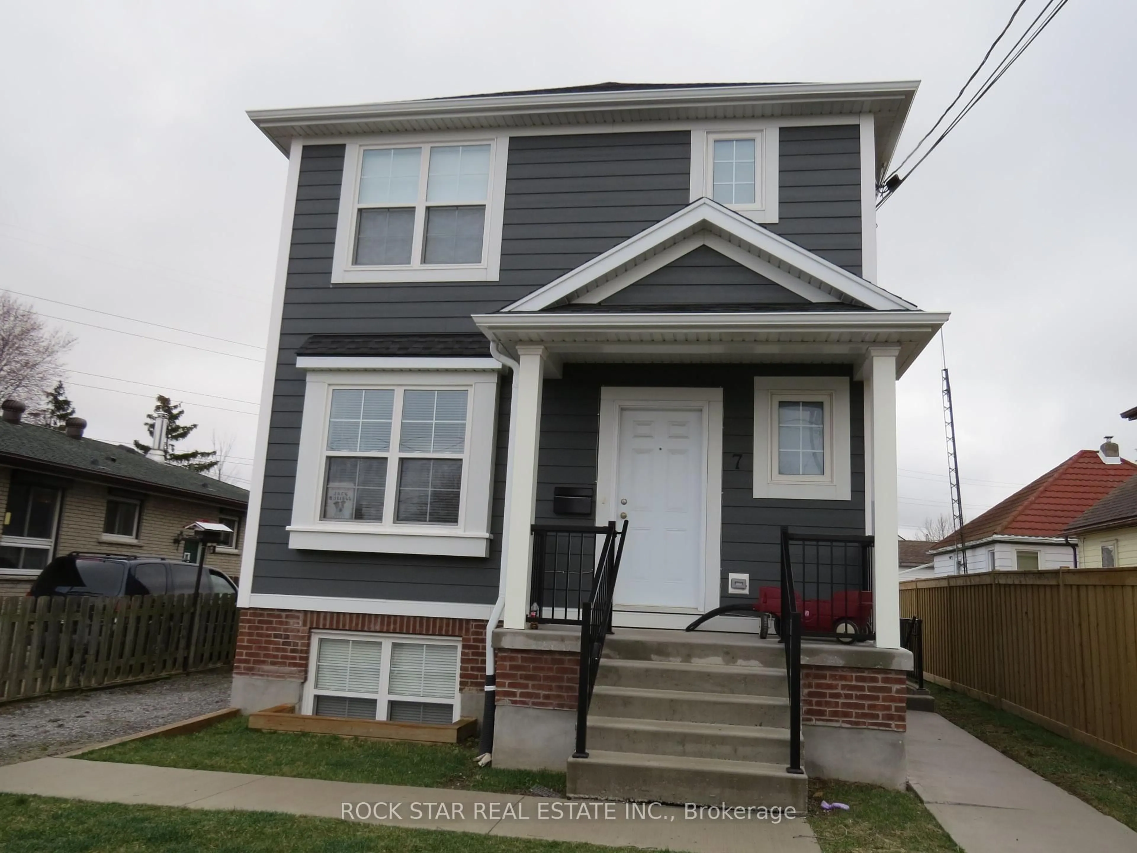 Home with vinyl exterior material, street for 7 Dundonald St, St. Catharines Ontario L2P 2A8