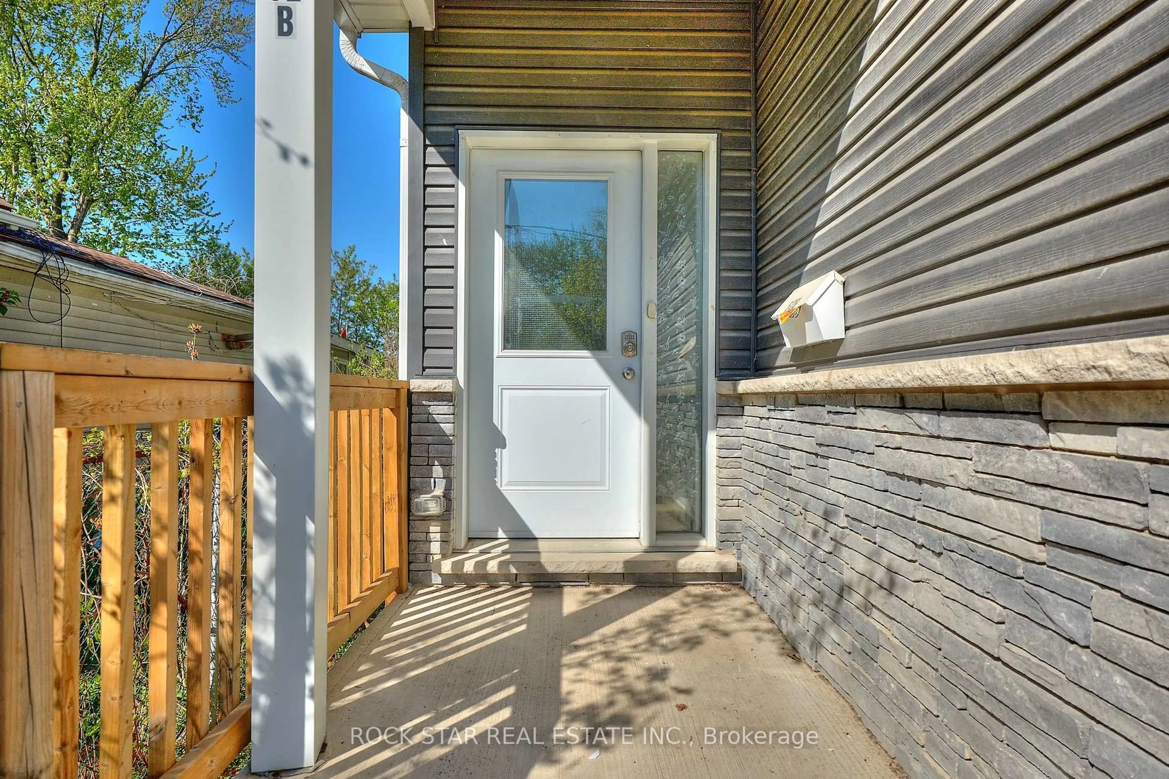 Indoor entryway for 52B Merigold St, St. Catharines Ontario L2S 2N5