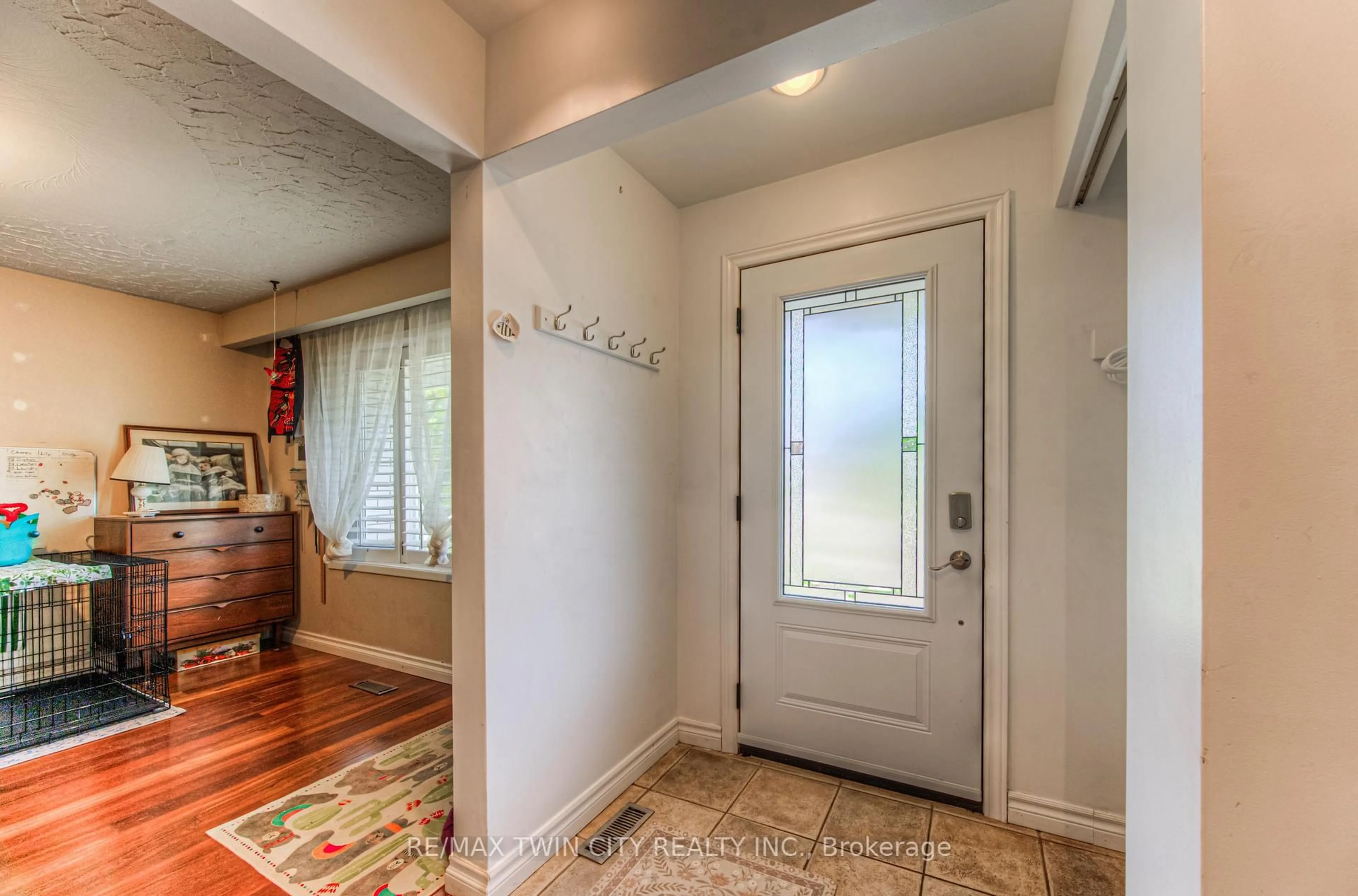 Indoor entryway for 92 Pinehurst Cres, Kitchener Ontario N2N 1E4