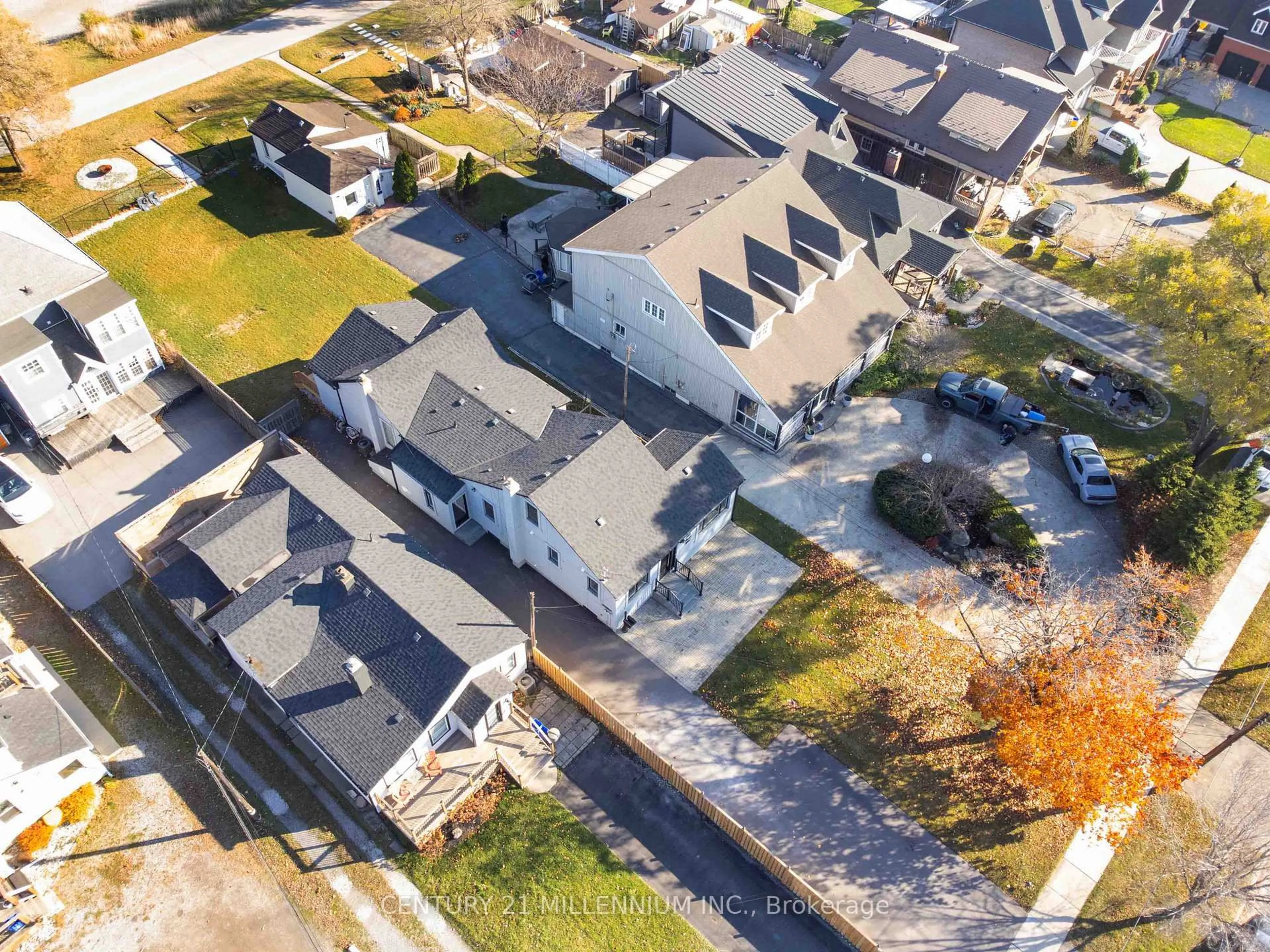 A pic from outside/outdoor area/front of a property/back of a property/a pic from drone, street for 599 Beach Blvd, Hamilton Ontario L8H 6X8