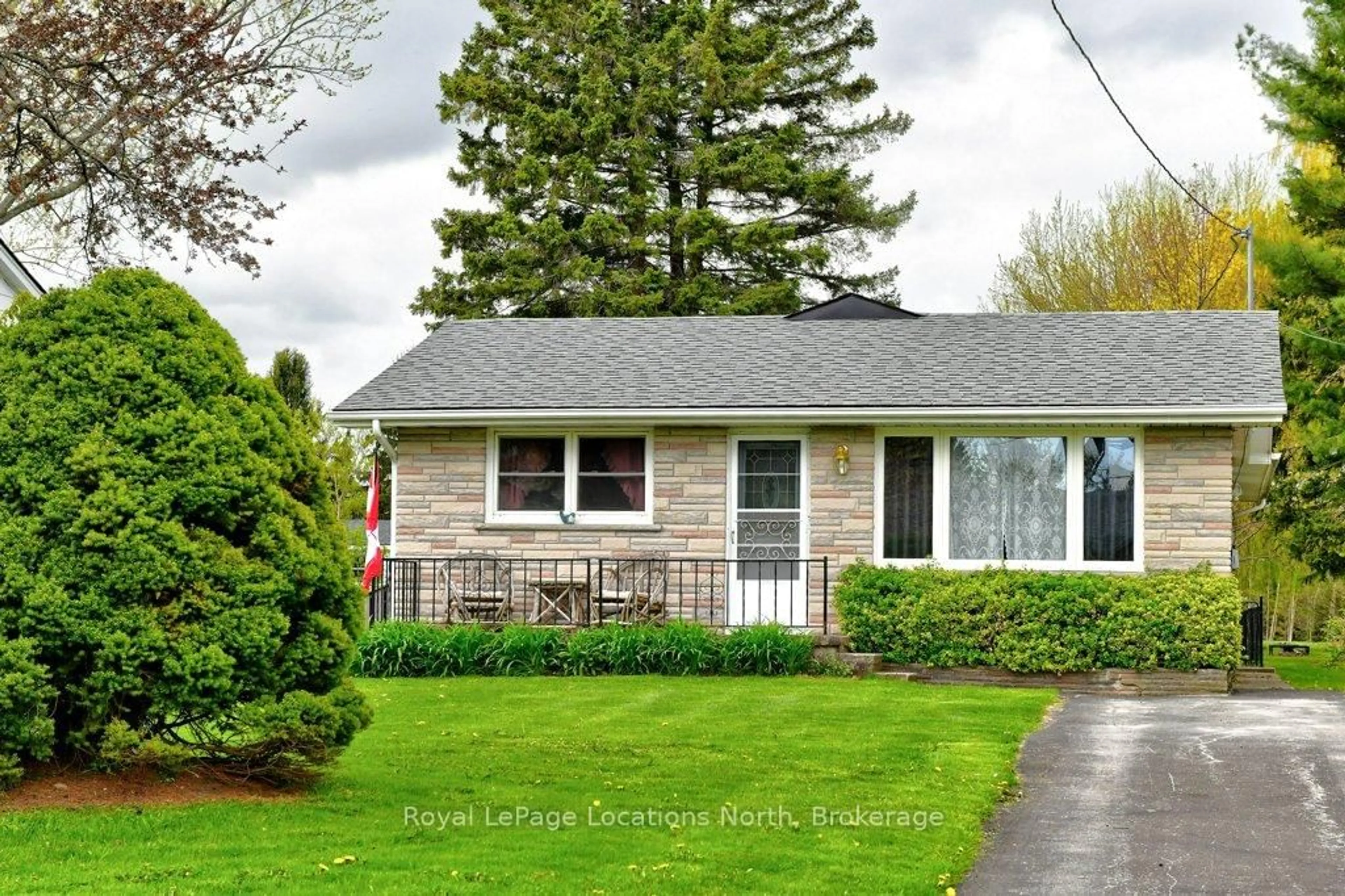 Home with vinyl exterior material, street for 141 Gardiner St, Meaford Ontario N4L 1W6