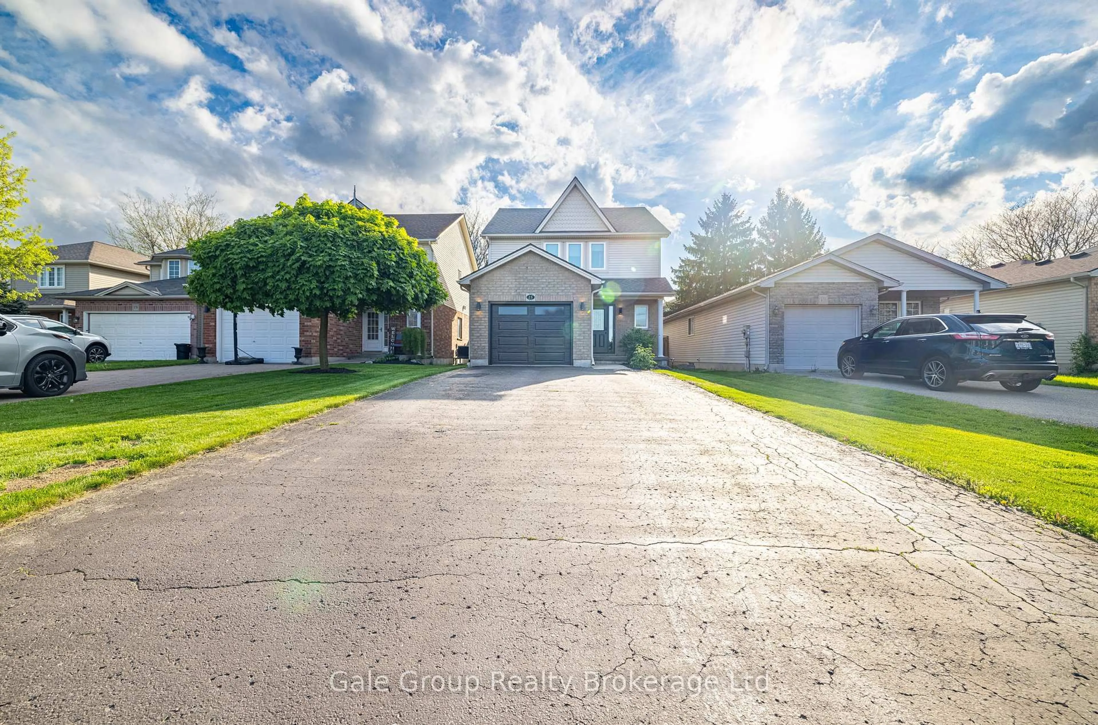 A pic from outside/outdoor area/front of a property/back of a property/a pic from drone, street for 15 CRUSOE Pl, Ingersoll Ontario N5C 4G2