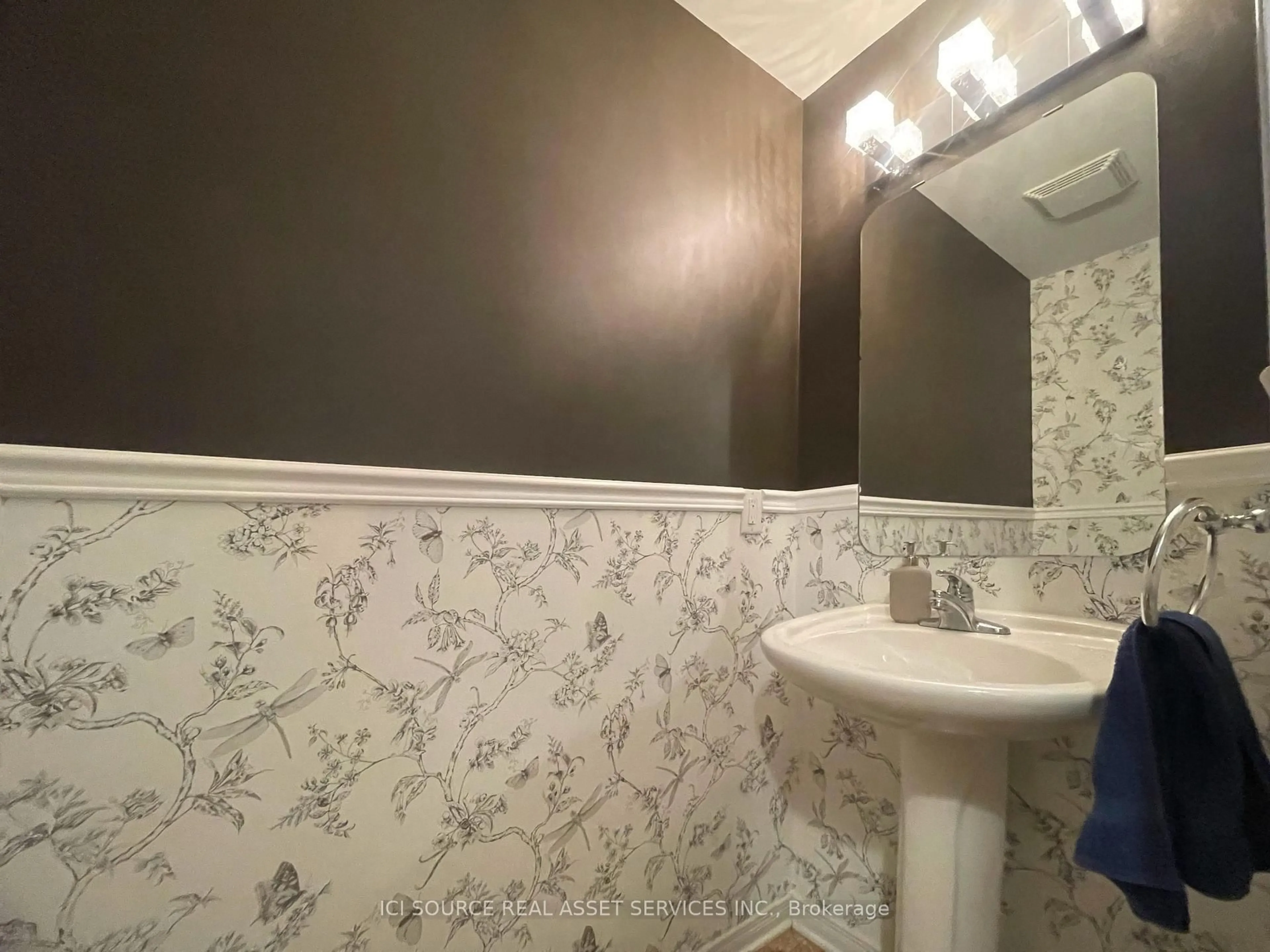 Standard bathroom, ceramic/tile floor for 5 Great Oak Private, Ottawa Ontario K1G 6P7