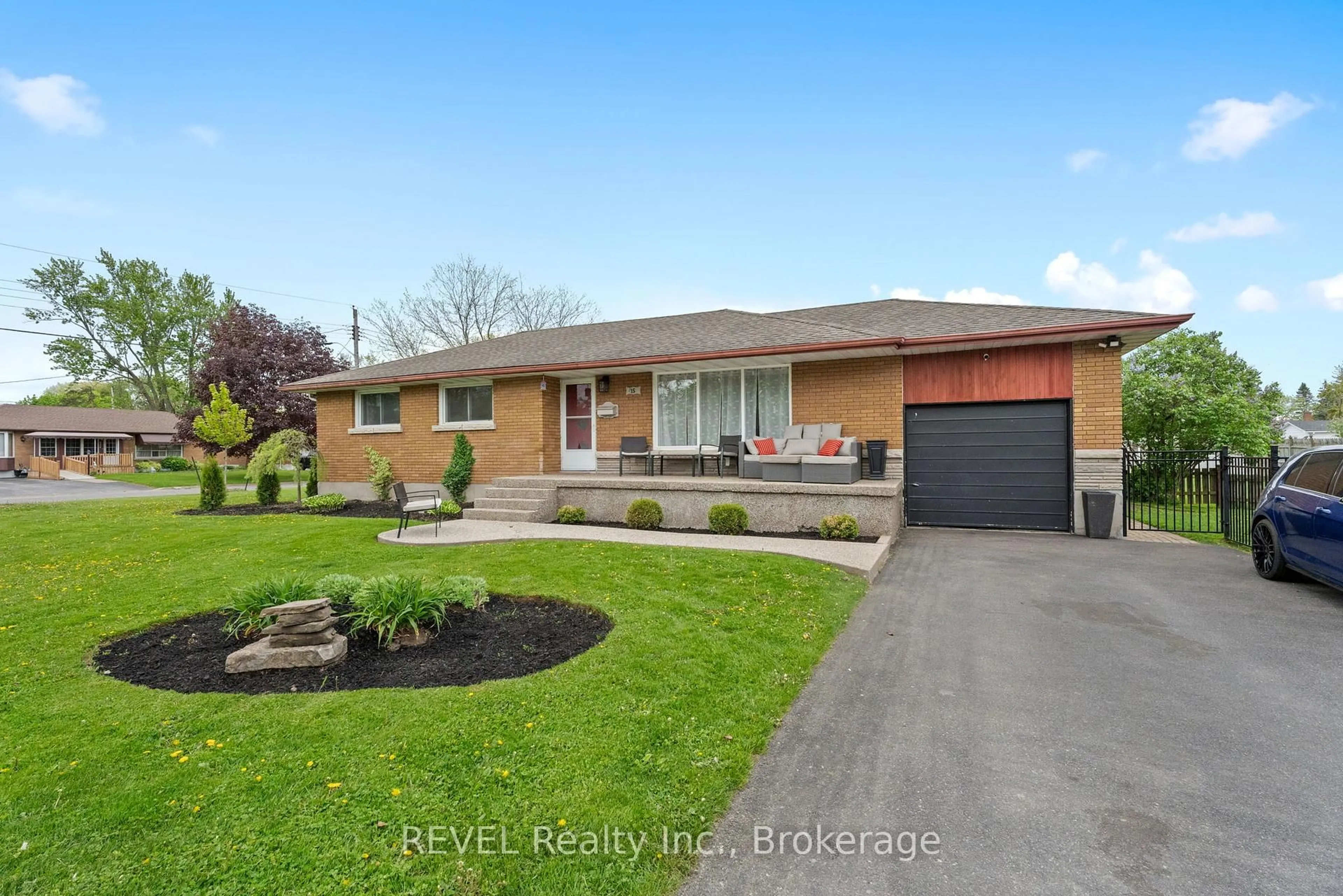 Home with brick exterior material, street for 15 Dexter Dr, Welland Ontario L3C 4B3