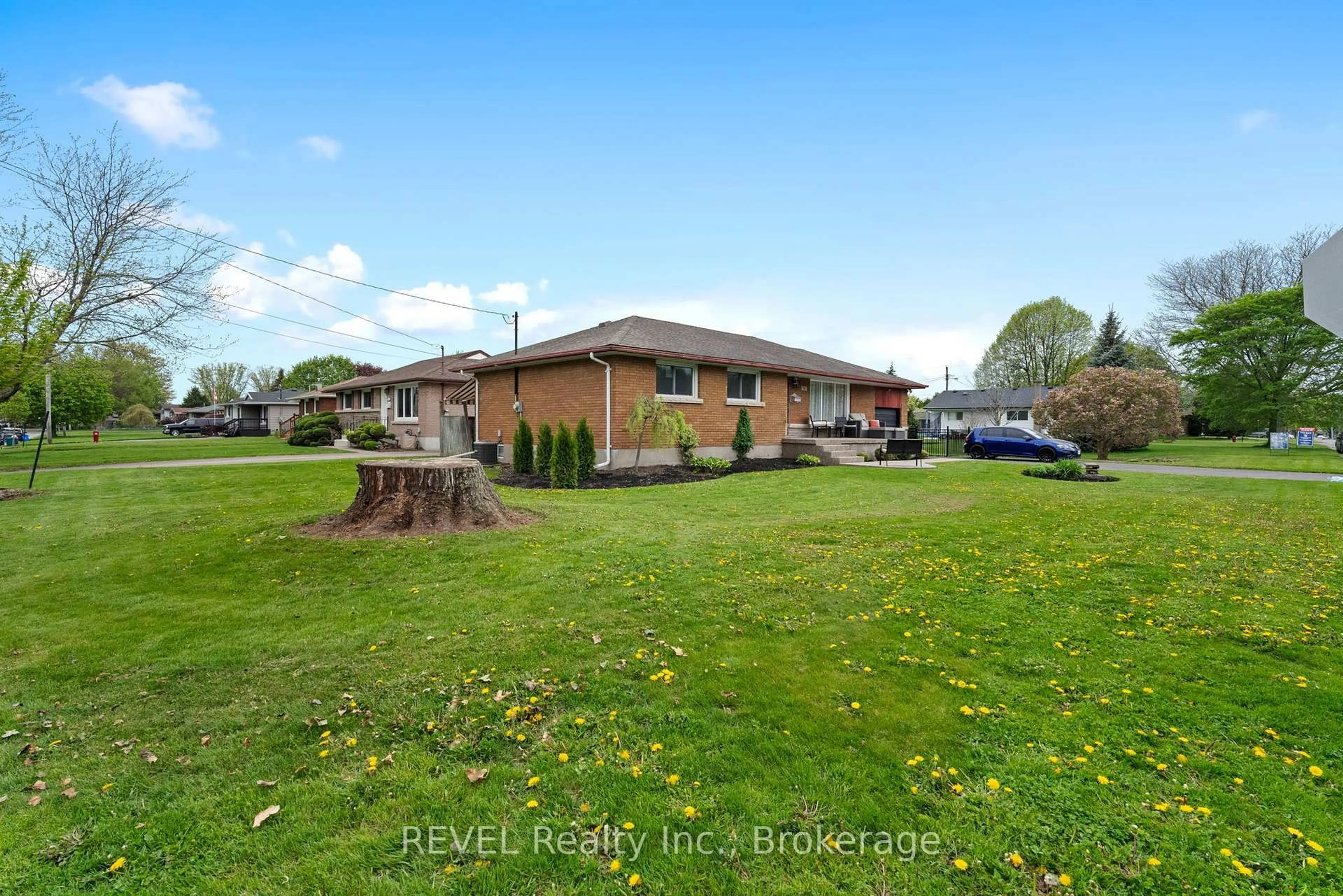 A pic from outside/outdoor area/front of a property/back of a property/a pic from drone, unknown for 15 Dexter Dr, Welland Ontario L3C 4B3