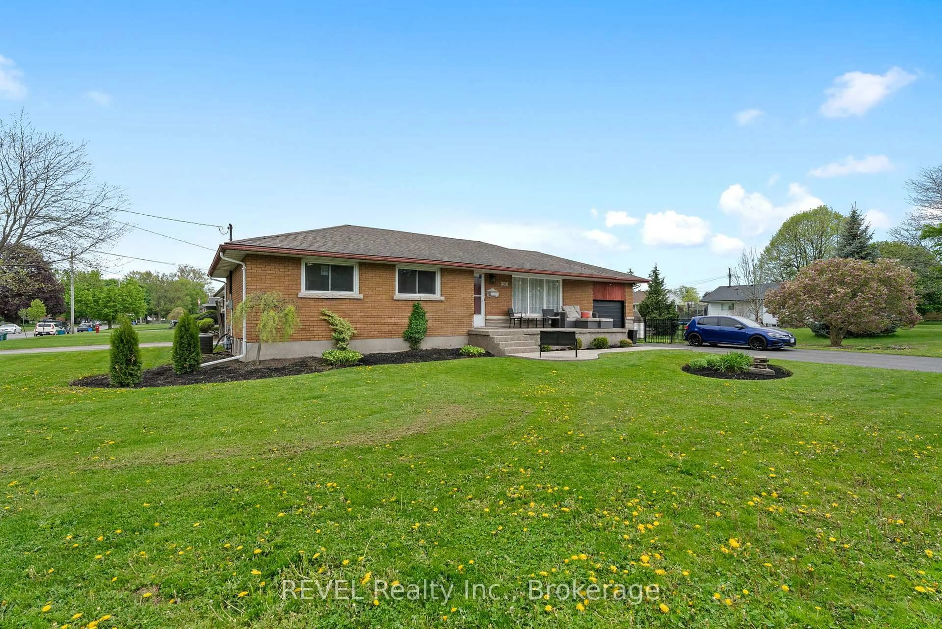 A pic from outside/outdoor area/front of a property/back of a property/a pic from drone, water/lake/river/ocean view for 15 Dexter Dr, Welland Ontario L3C 4B3