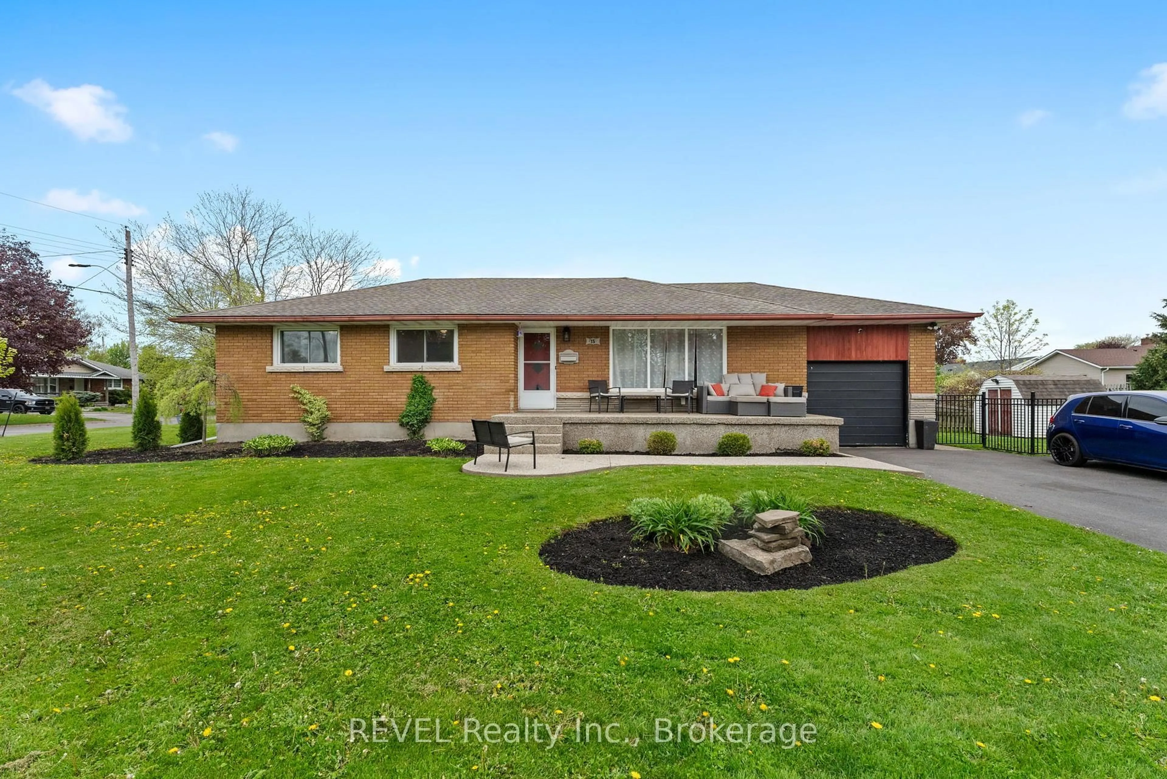 Home with brick exterior material, street for 15 Dexter Dr, Welland Ontario L3C 4B3