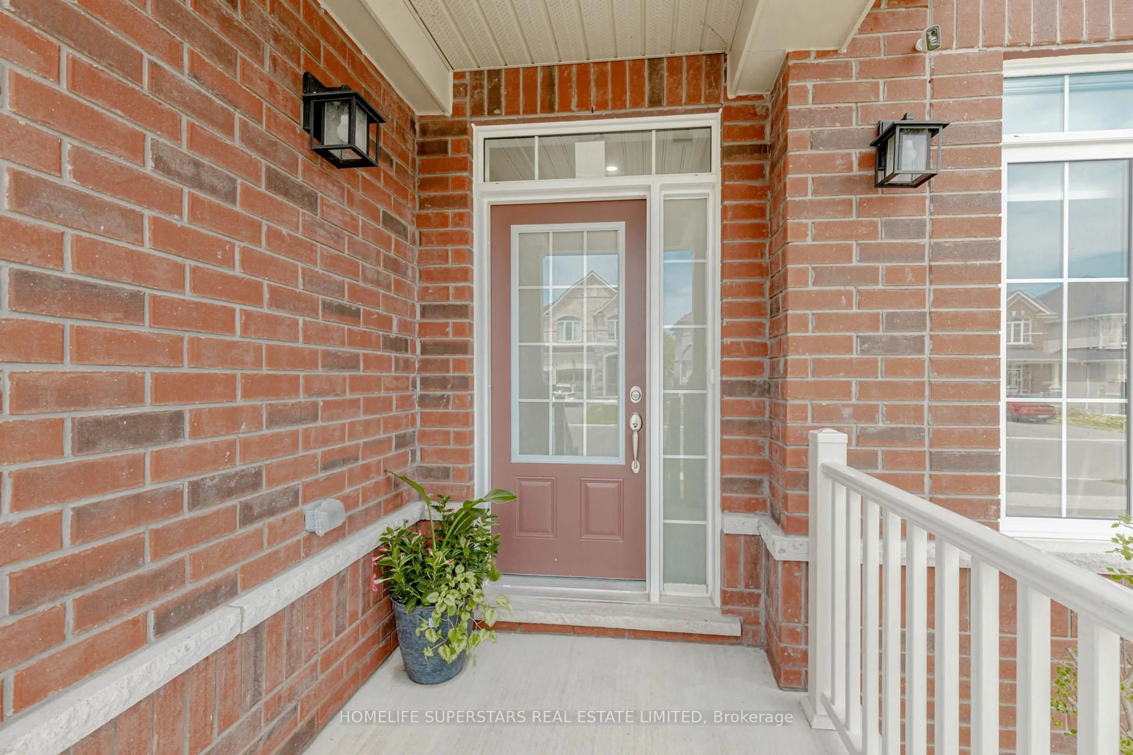 Indoor entryway for 108 OAK Ave, Brant Ontario N3L 0J6