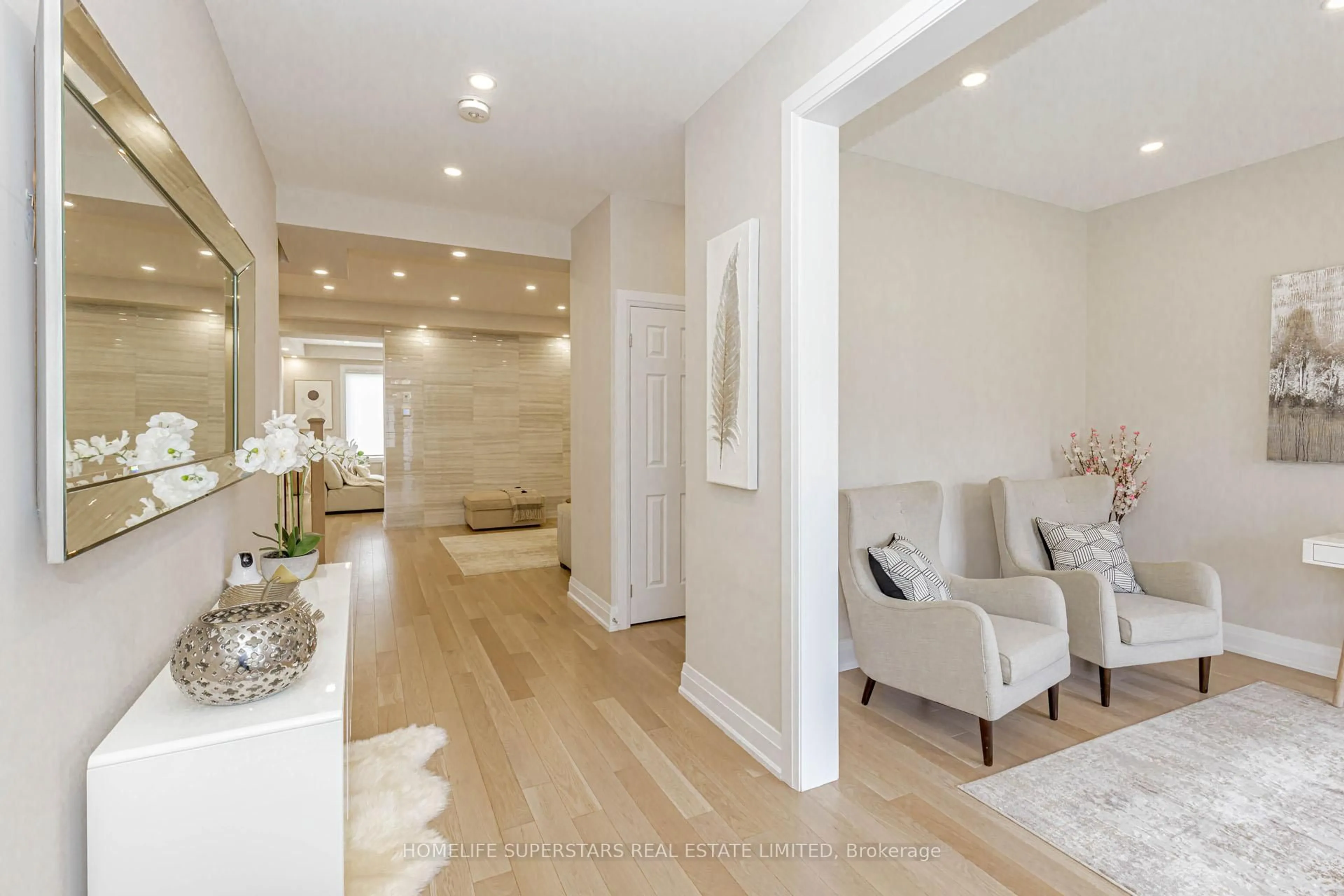 Indoor entryway for 108 OAK Ave, Brant Ontario N3L 0J6
