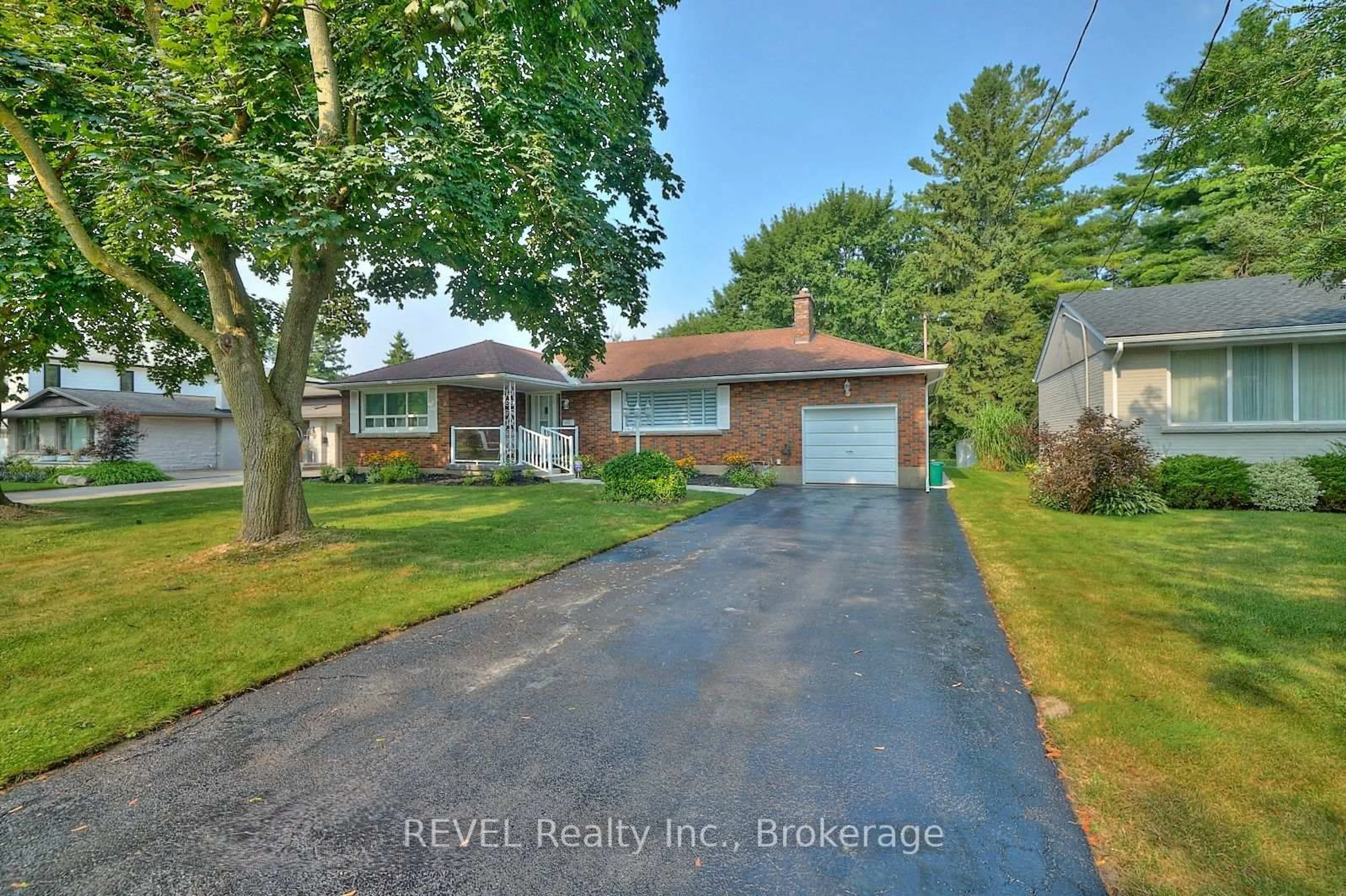 A pic from outside/outdoor area/front of a property/back of a property/a pic from drone, street for 6361 Clare Cres, Niagara Falls Ontario L2G 2C9