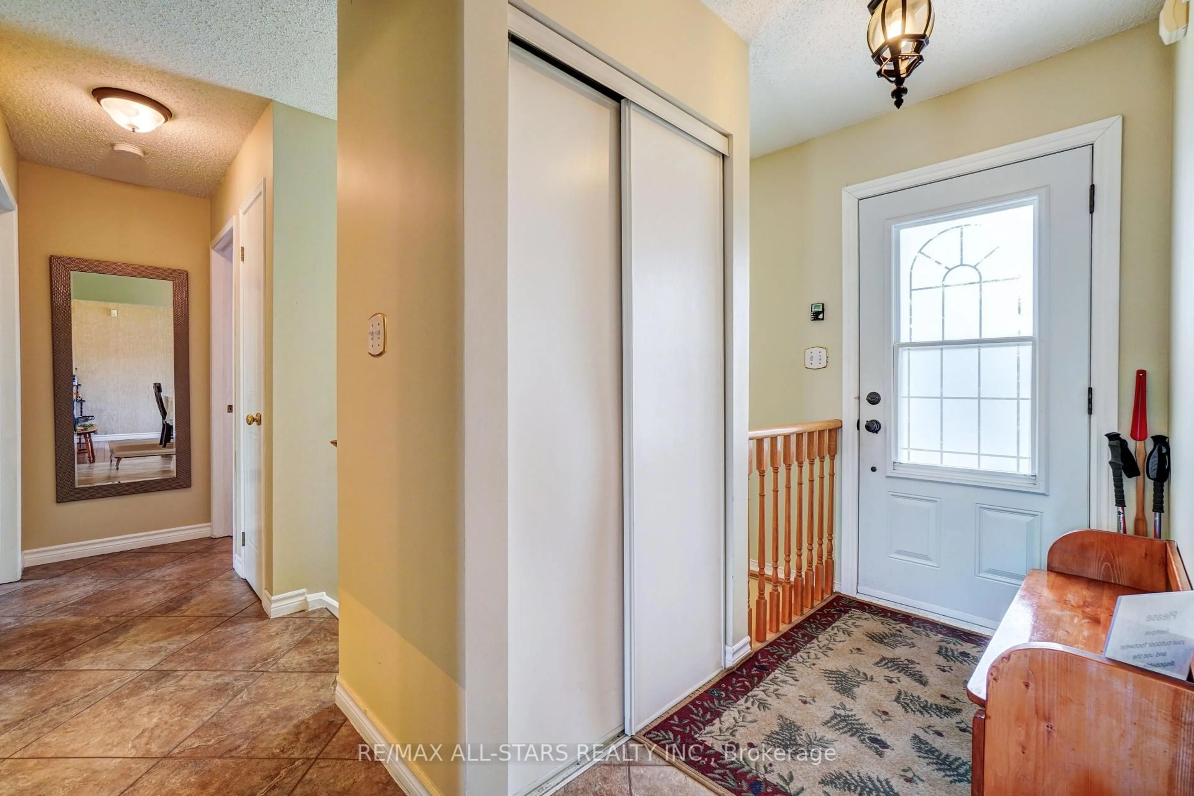 Indoor entryway for 26 Kirkconnell Rd, Kawartha Lakes Ontario K9V 6E7