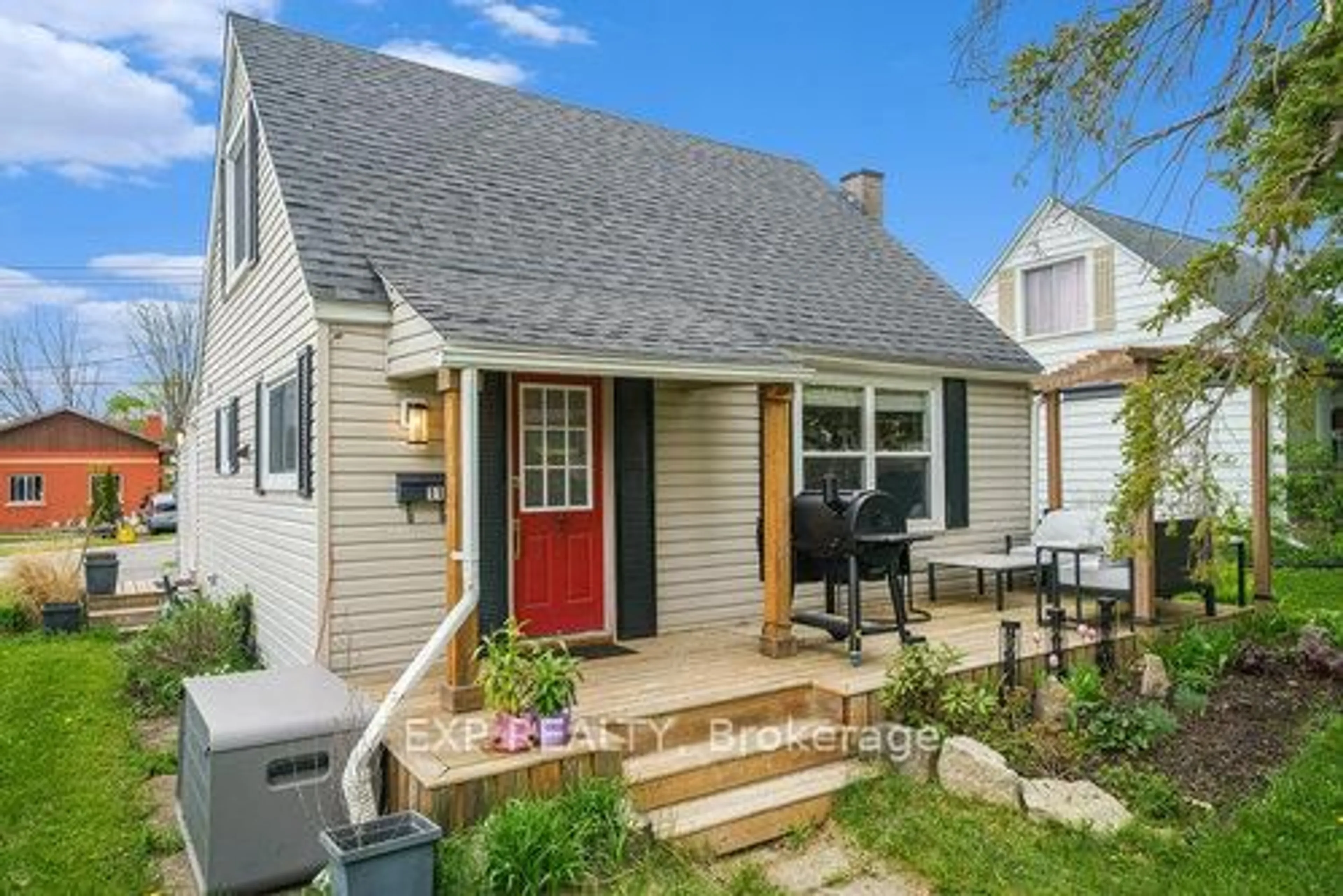 Home with vinyl exterior material, street for 11 Mckenzie Ave, Smiths Falls Ontario K7A 3G4