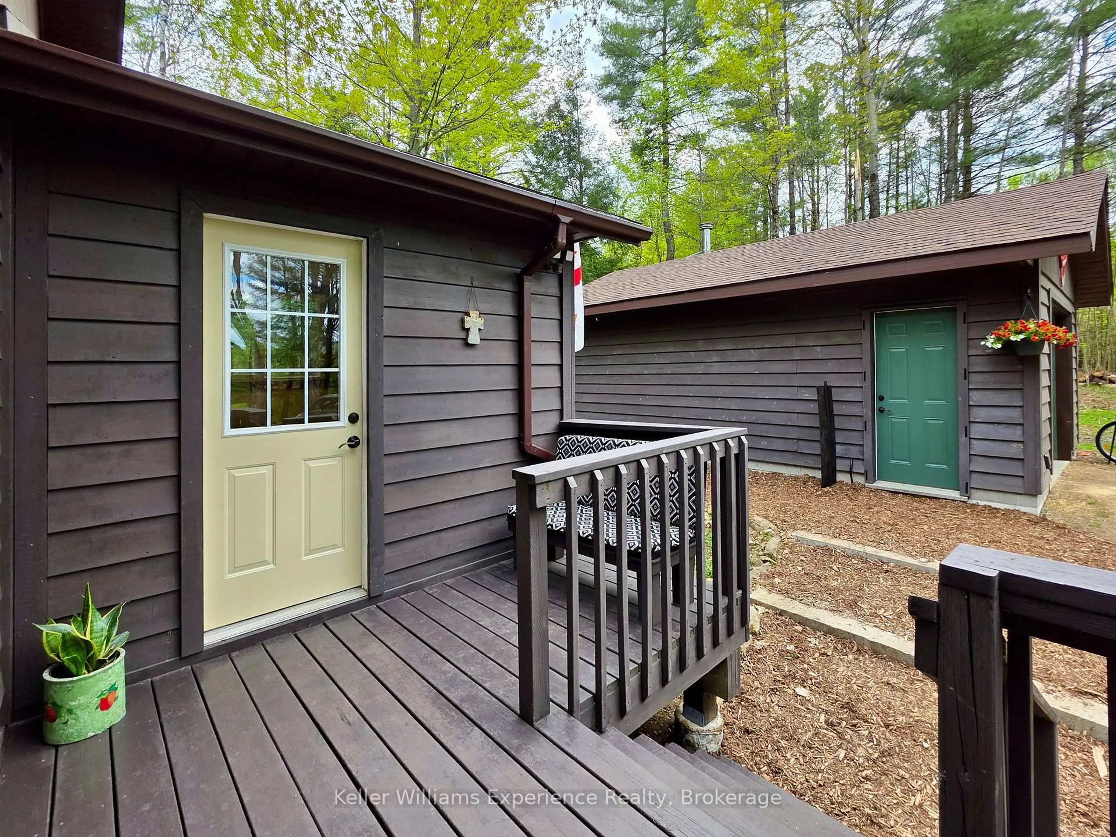 Home with vinyl exterior material, forest/trees view for 1035 Conway Cres, Bracebridge Ontario P1L 1X1