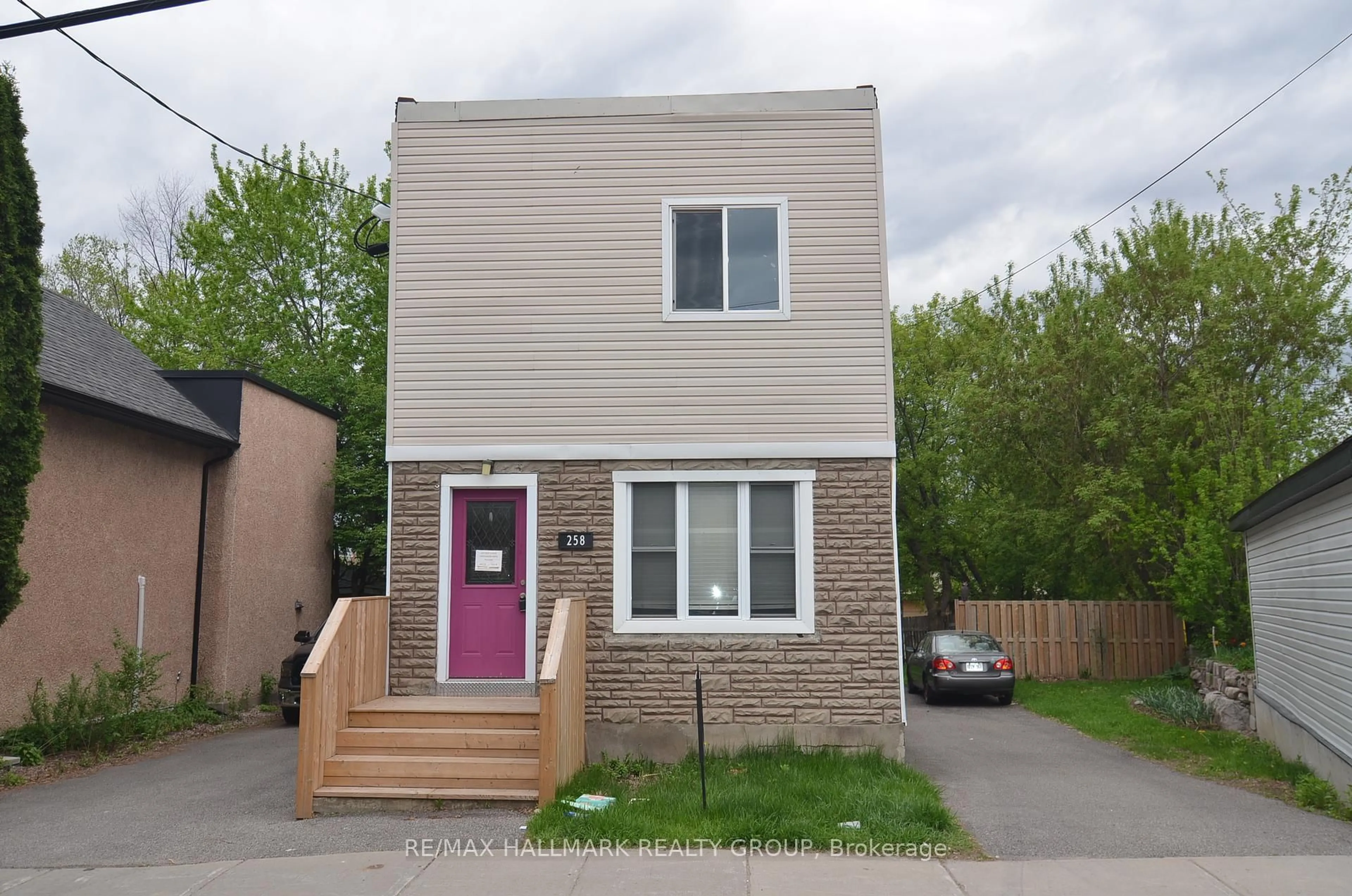 Home with brick exterior material, street for 258 Granville St, Ottawa Ontario K1L 6Z2