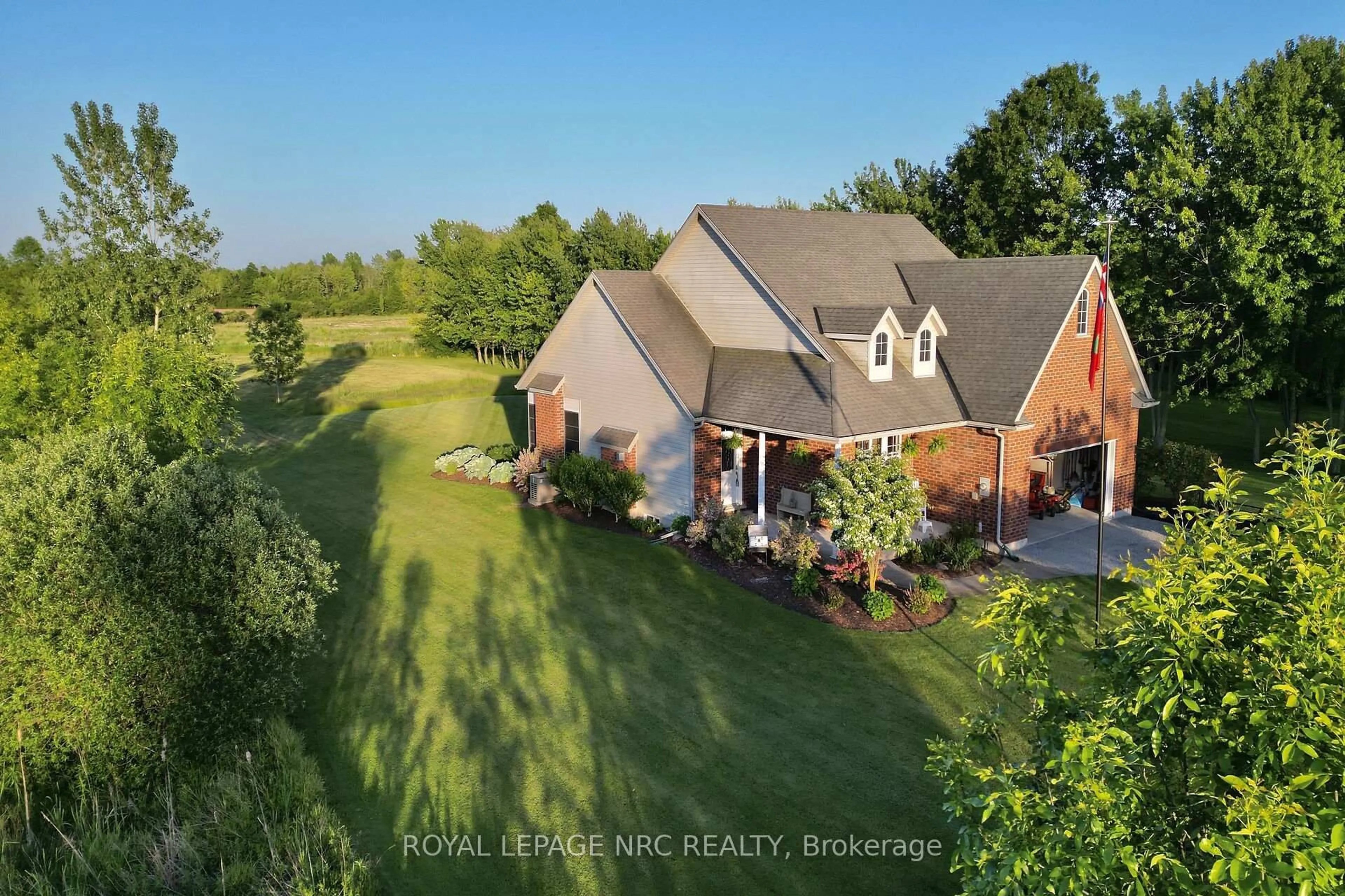 A pic from outside/outdoor area/front of a property/back of a property/a pic from drone, water/lake/river/ocean view for 870 CENTRALIA Ave, Fort Erie Ontario L0S 1N0