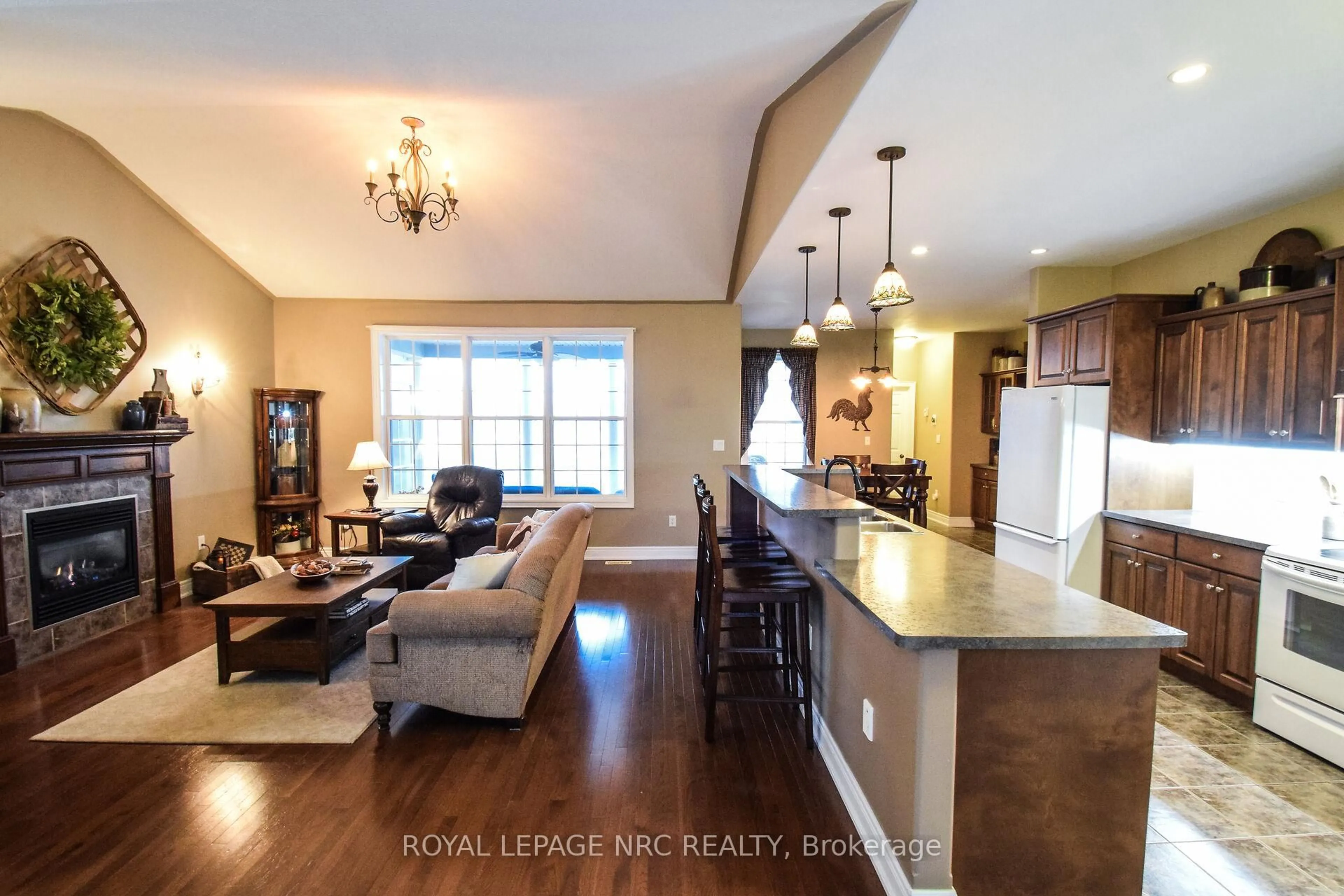 Open concept kitchen, unknown for 870 CENTRALIA Ave, Fort Erie Ontario L0S 1N0