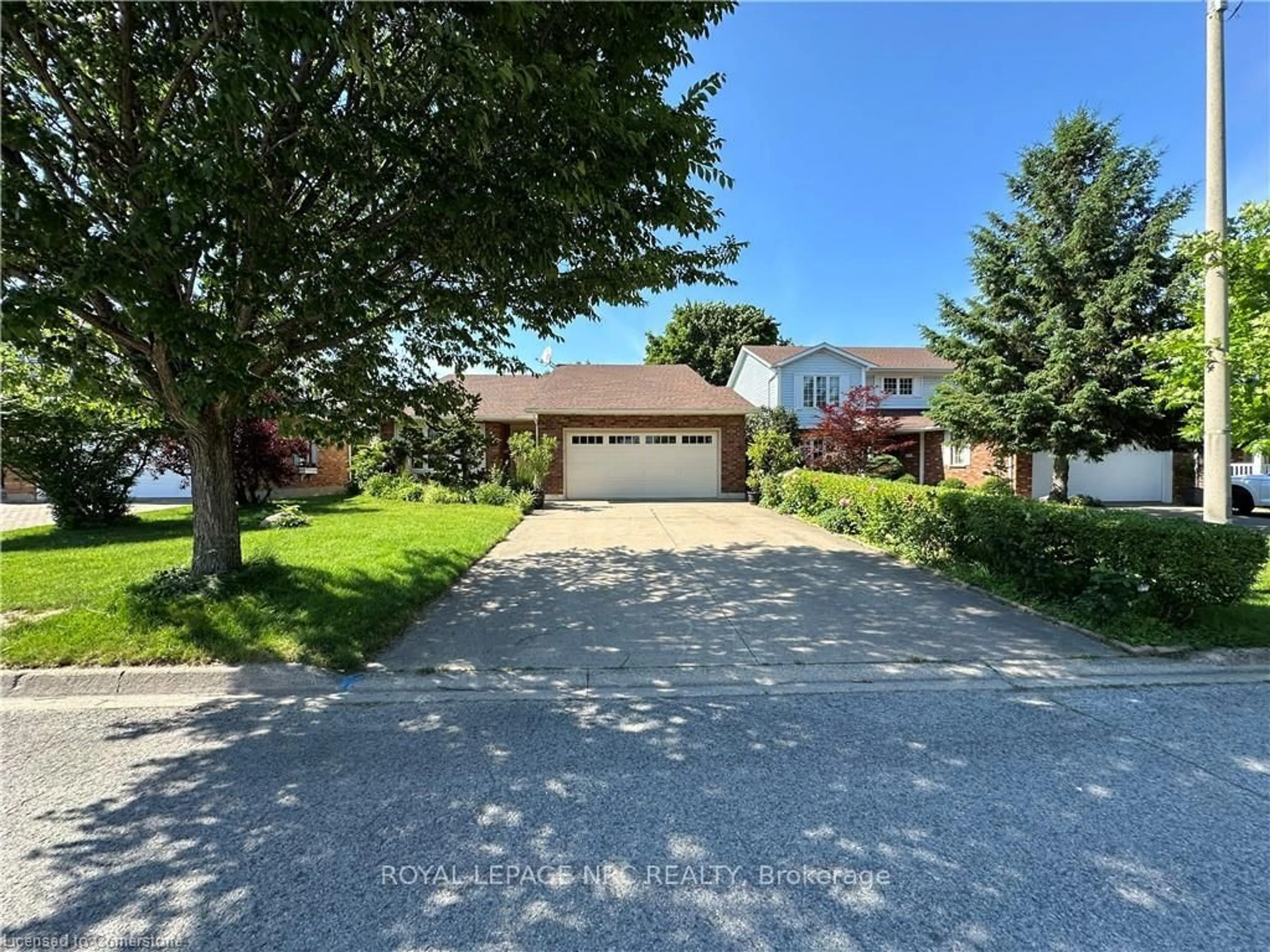 A pic from outside/outdoor area/front of a property/back of a property/a pic from drone, street for 9 Bahama Bay, St. Catharines Ontario L2M 7W2