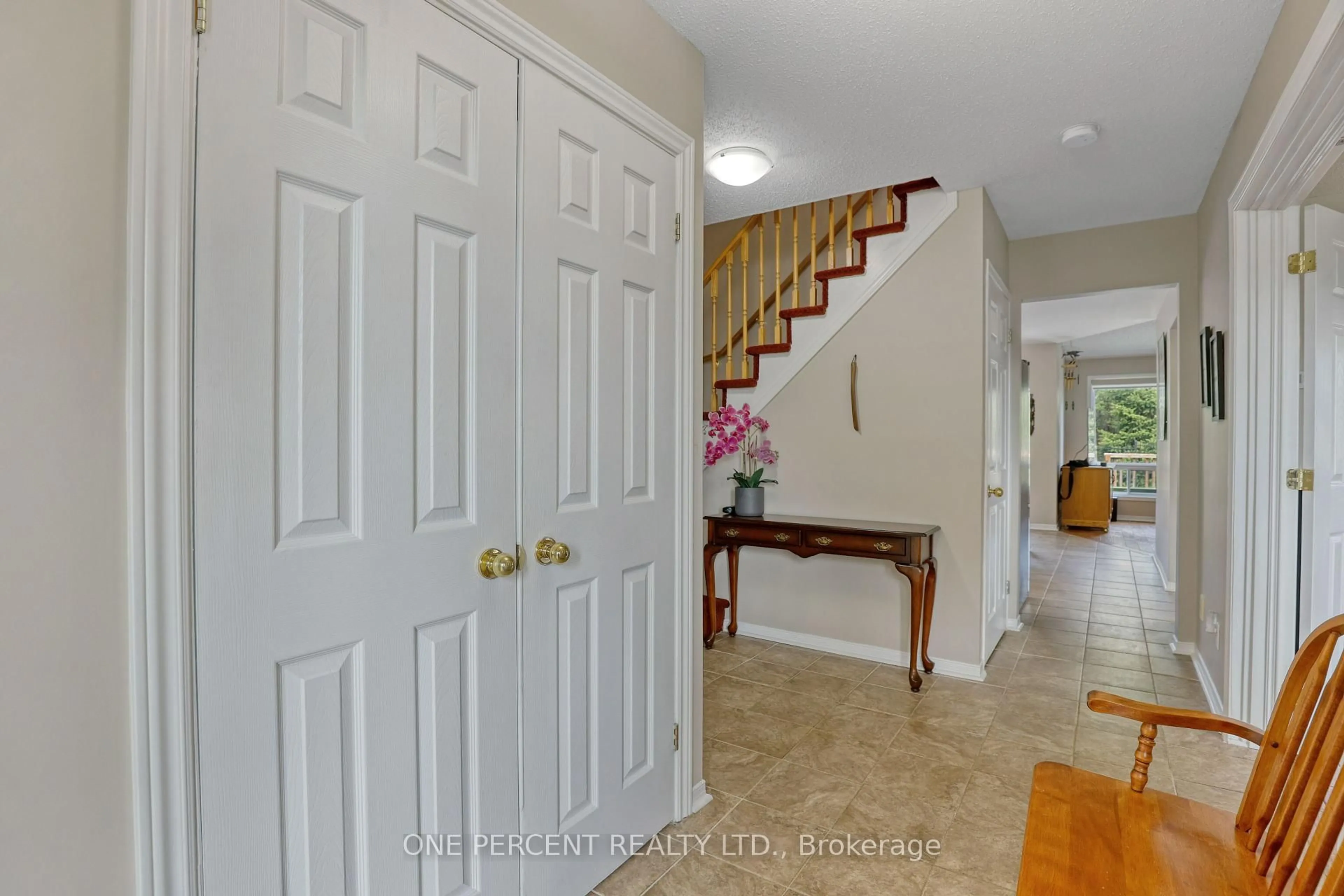 Indoor entryway for 33 Shannondoe Cres, Kanata Ontario K2M 2H1