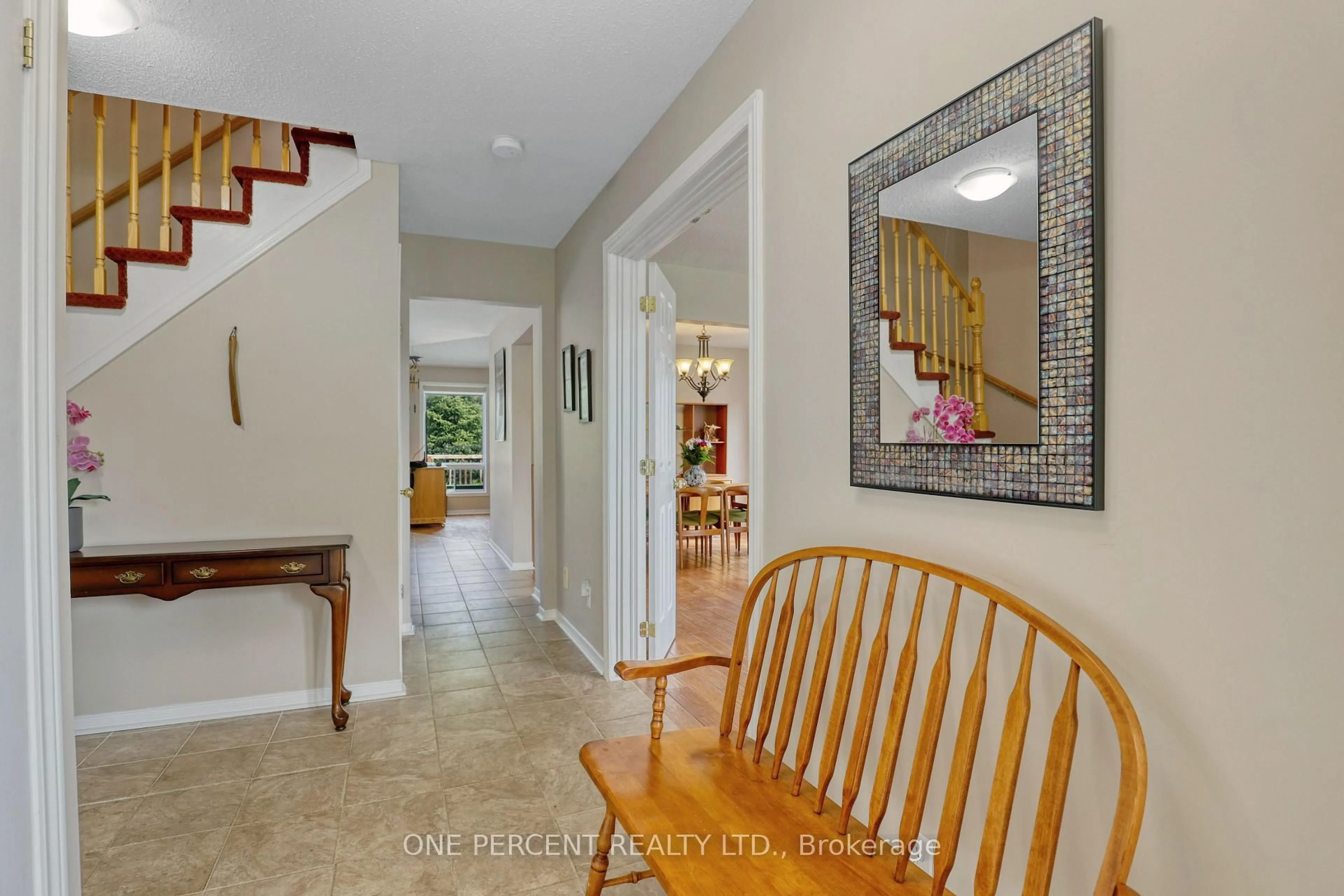 Indoor foyer for 33 Shannondoe Cres, Kanata Ontario K2M 2H1