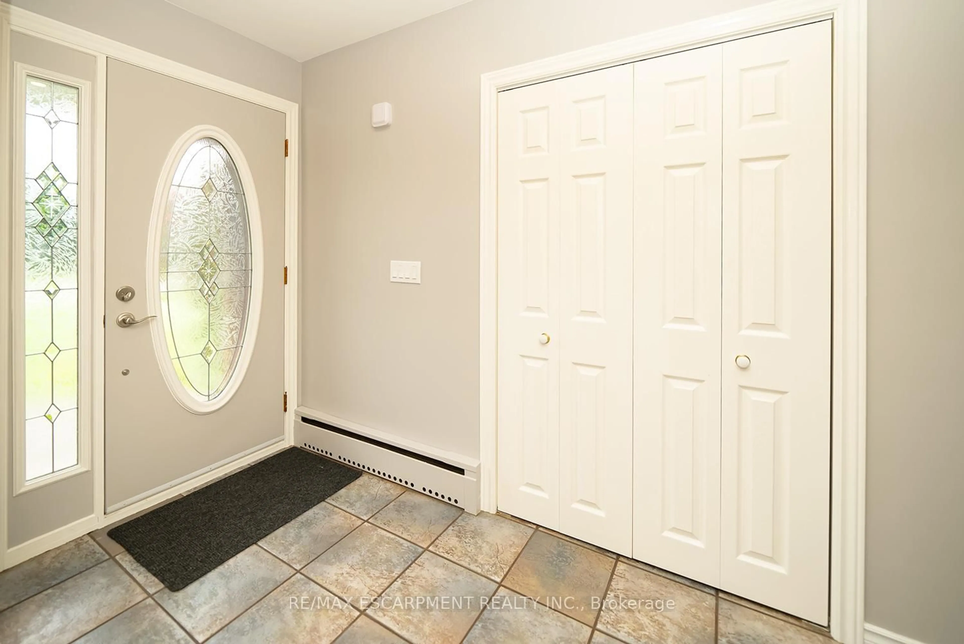 Indoor entryway for 445 Powerline Rd, Brantford Ontario N3T 5L8