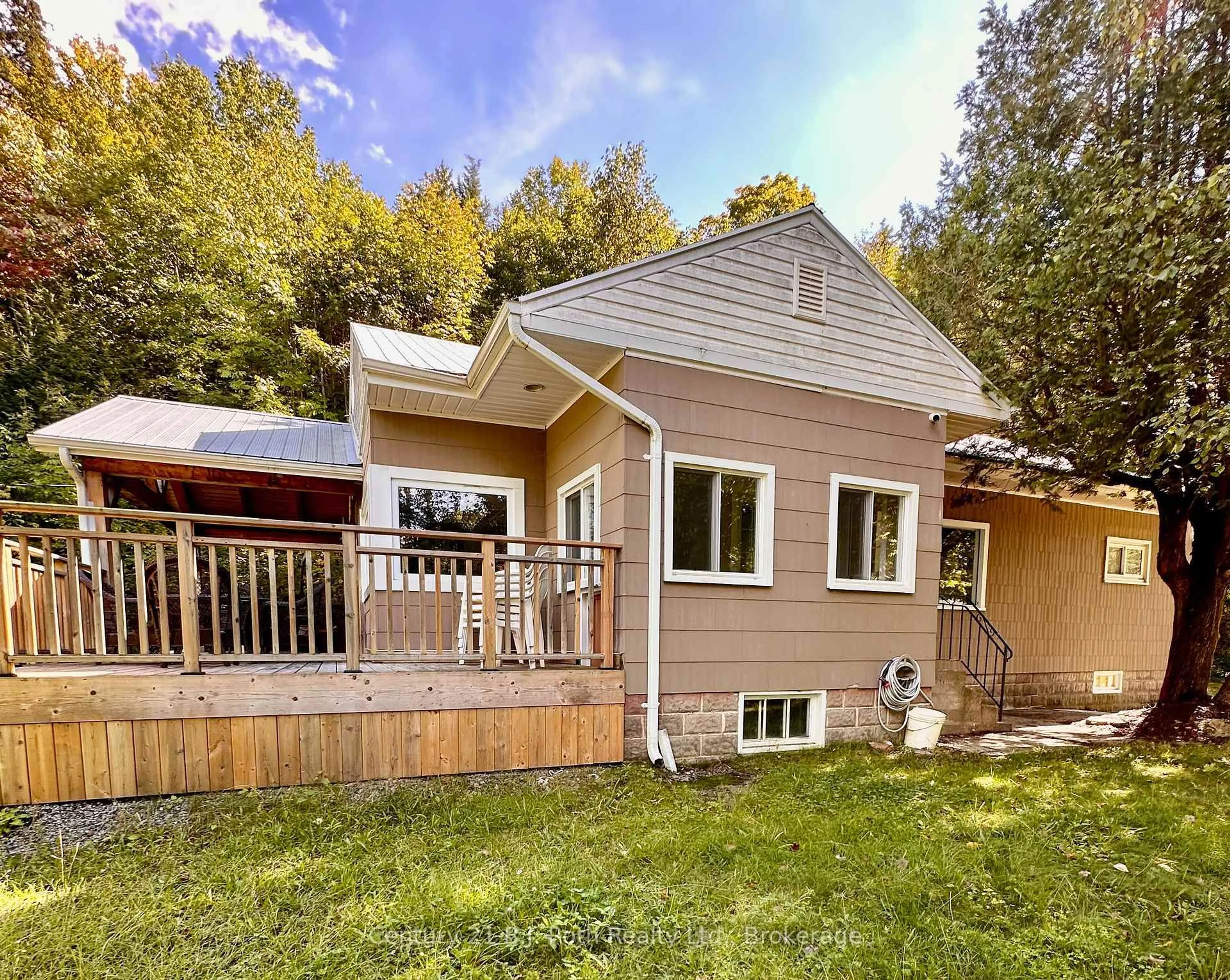 Home with vinyl exterior material, unknown for 1030 Mcdonald Rd, Muskoka Lakes Ontario P0C 1H0