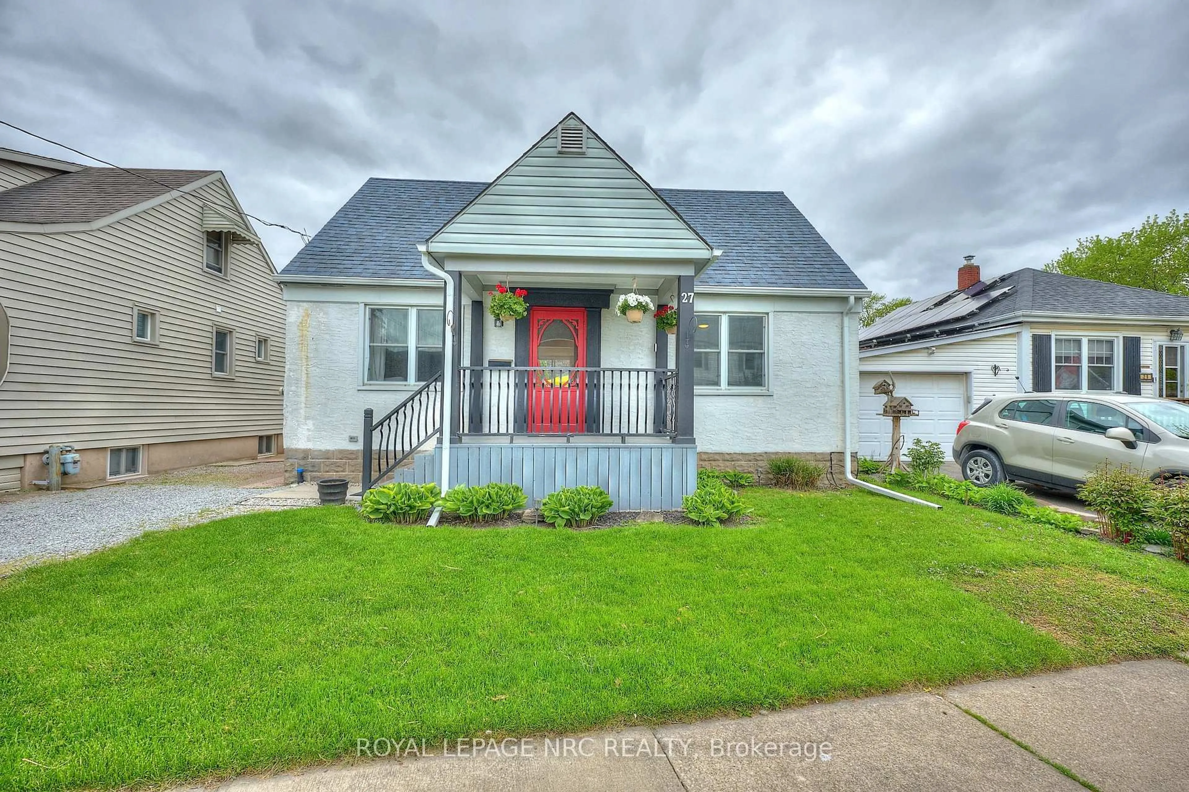 Home with vinyl exterior material, street for 27 Victoria St, St. Catharines Ontario L2S 2L1