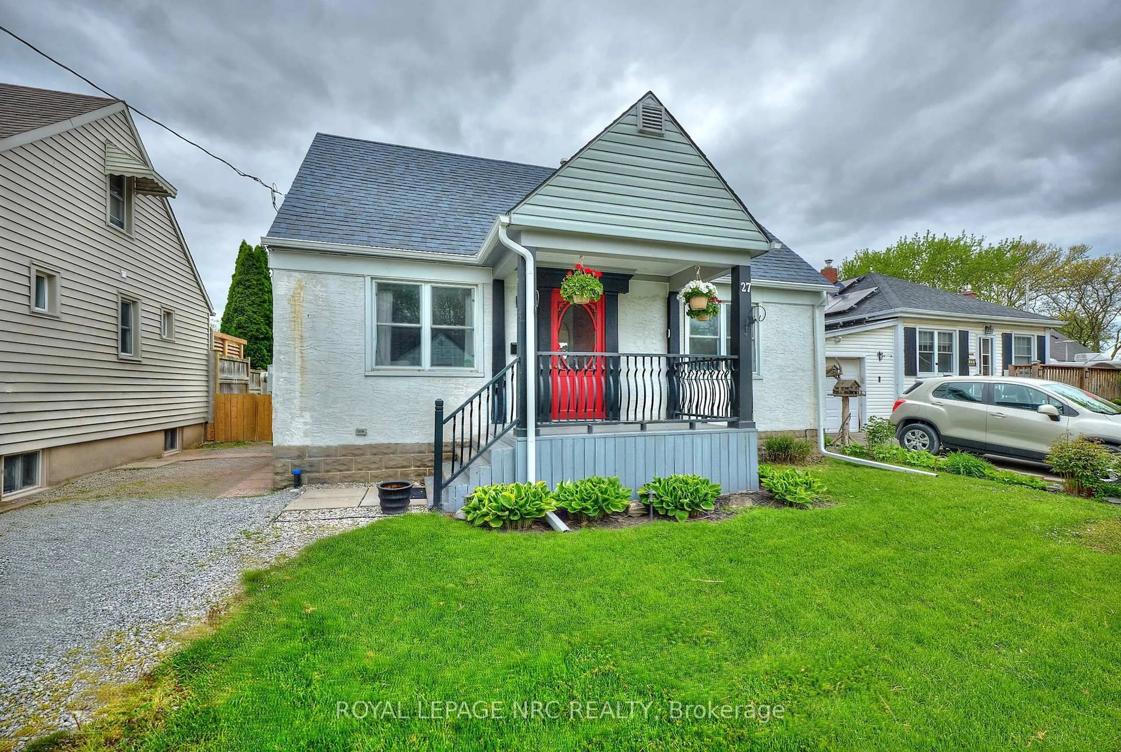 Home with vinyl exterior material, street for 27 Victoria St, St. Catharines Ontario L2S 2L1