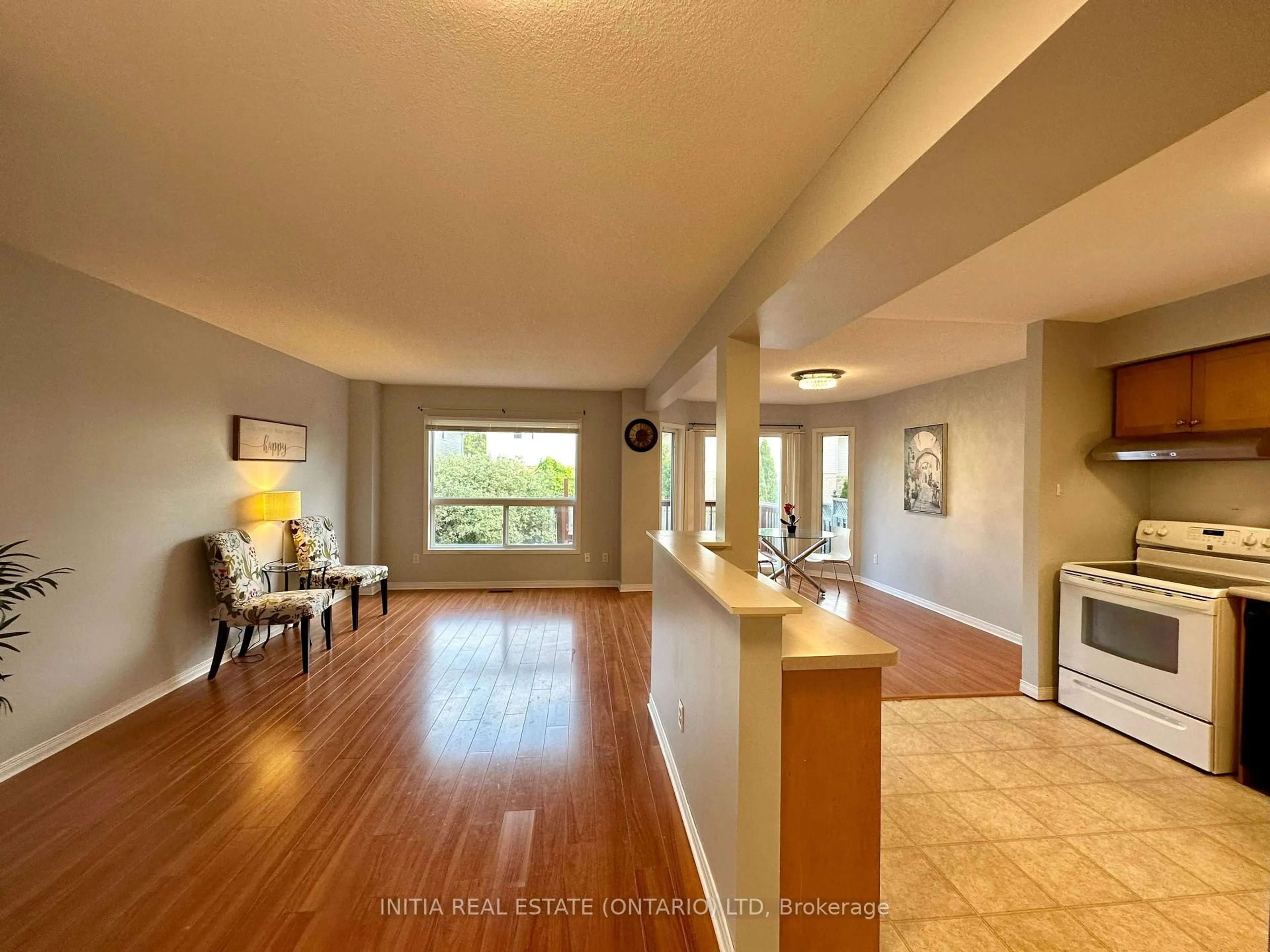 Indoor foyer for 858 Blacksmith St, London North Ontario N6H 5R5