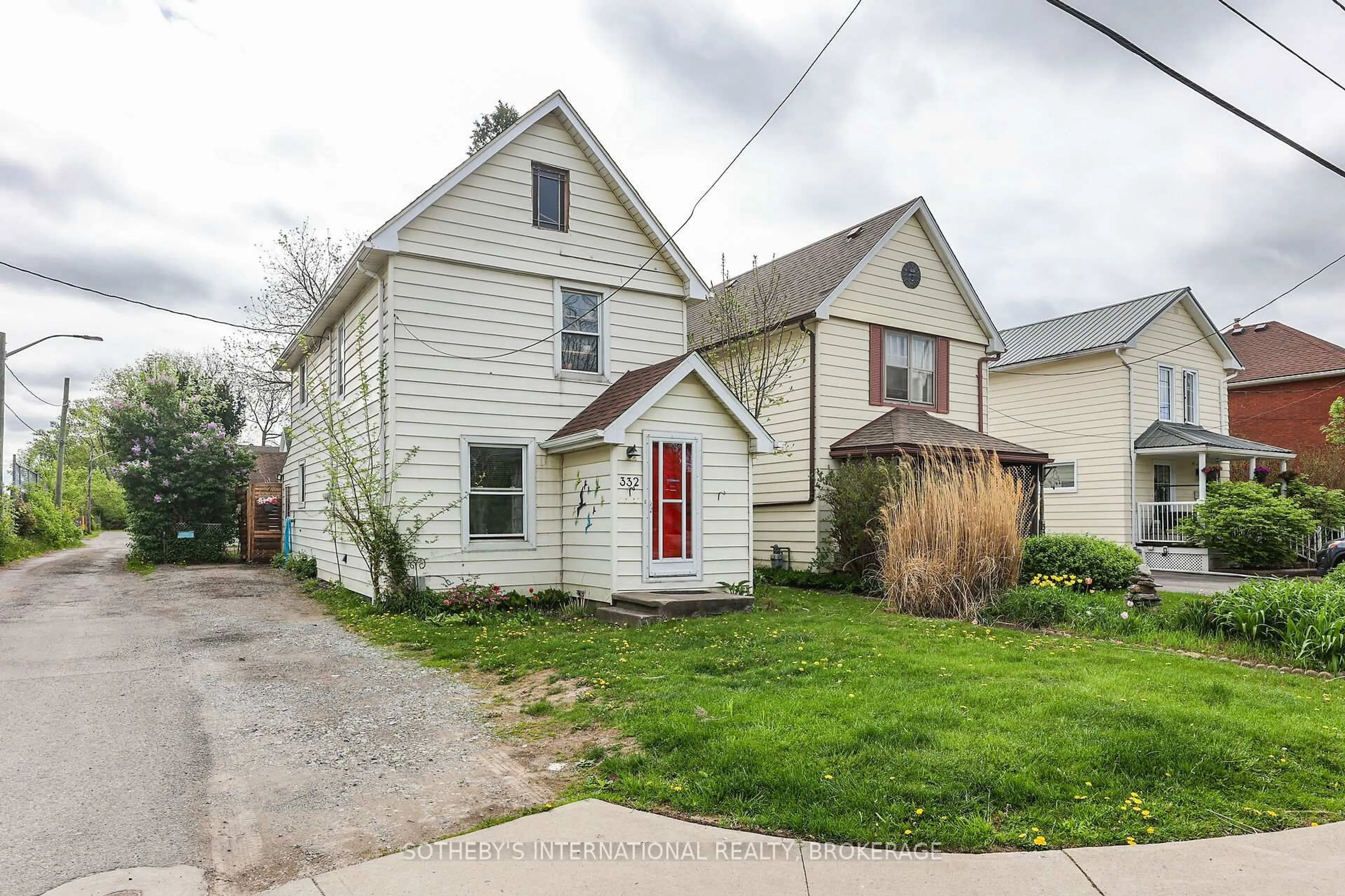 A pic from outside/outdoor area/front of a property/back of a property/a pic from drone, street for 332 Niagara St, Welland Ontario L3C 1K7