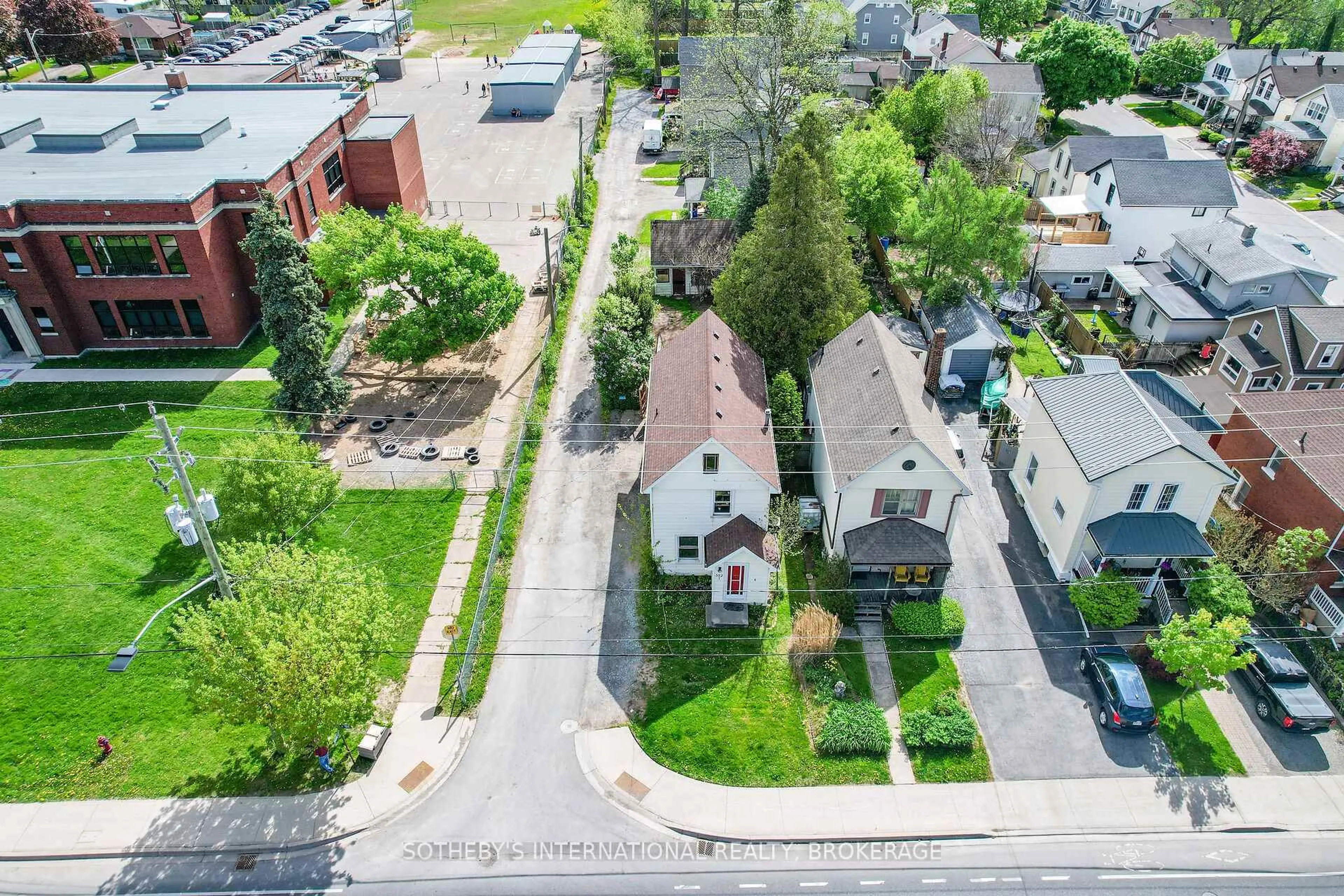 A pic from outside/outdoor area/front of a property/back of a property/a pic from drone, street for 332 Niagara St, Welland Ontario L3C 1K7