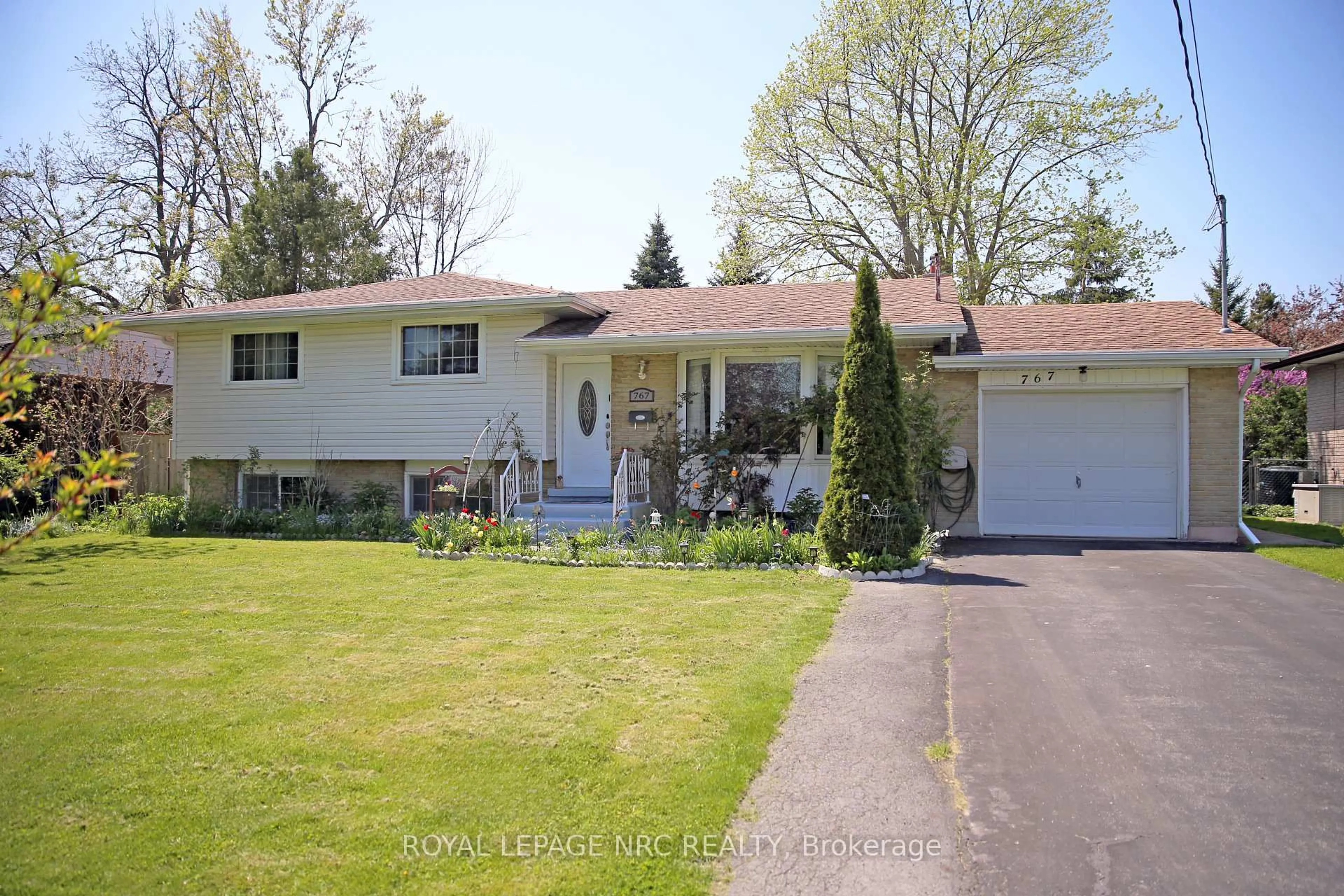 Home with vinyl exterior material, street for 767 PARKDALE Ave, Fort Erie Ontario L2A 5B7