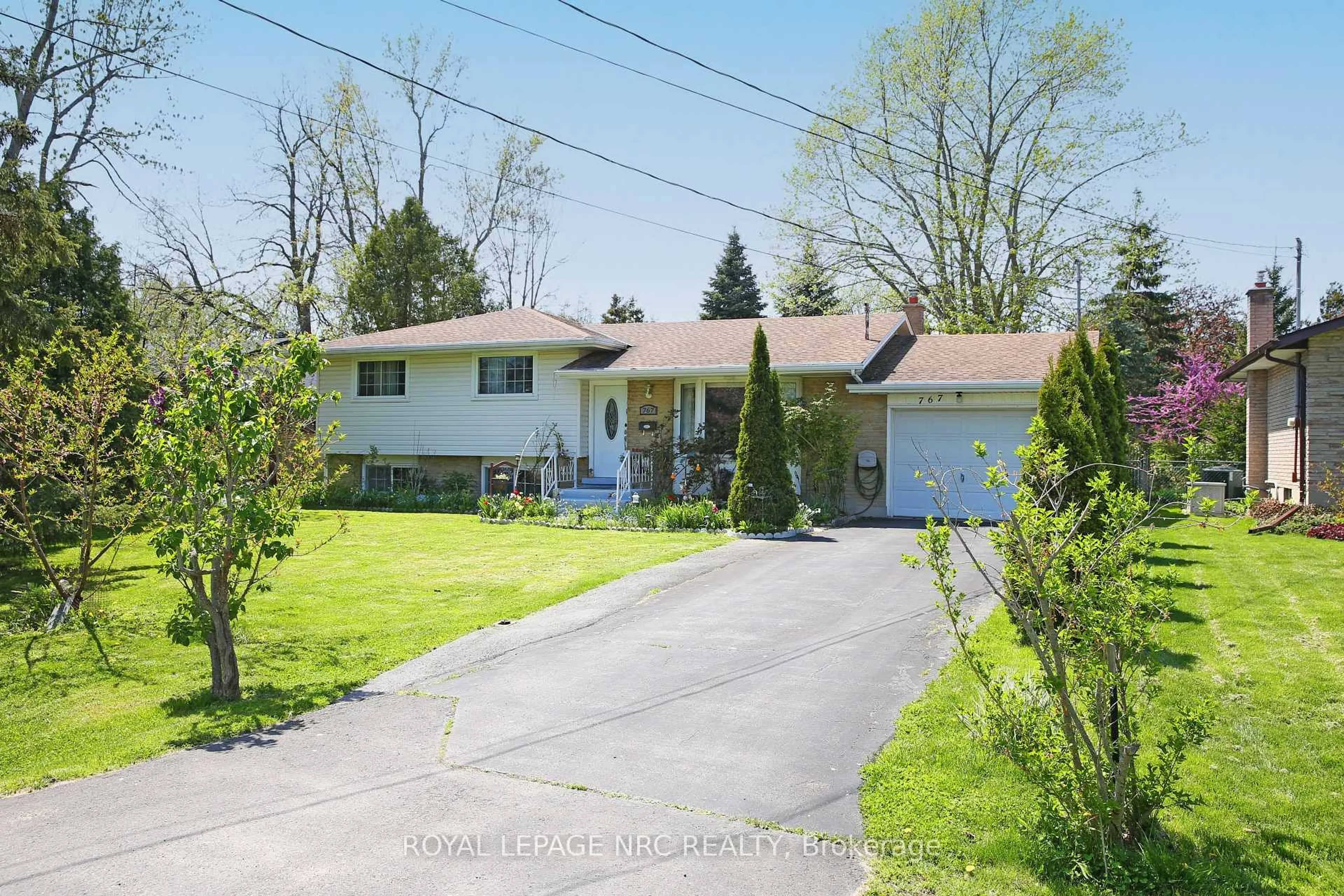 A pic from outside/outdoor area/front of a property/back of a property/a pic from drone, street for 767 PARKDALE Ave, Fort Erie Ontario L2A 5B7