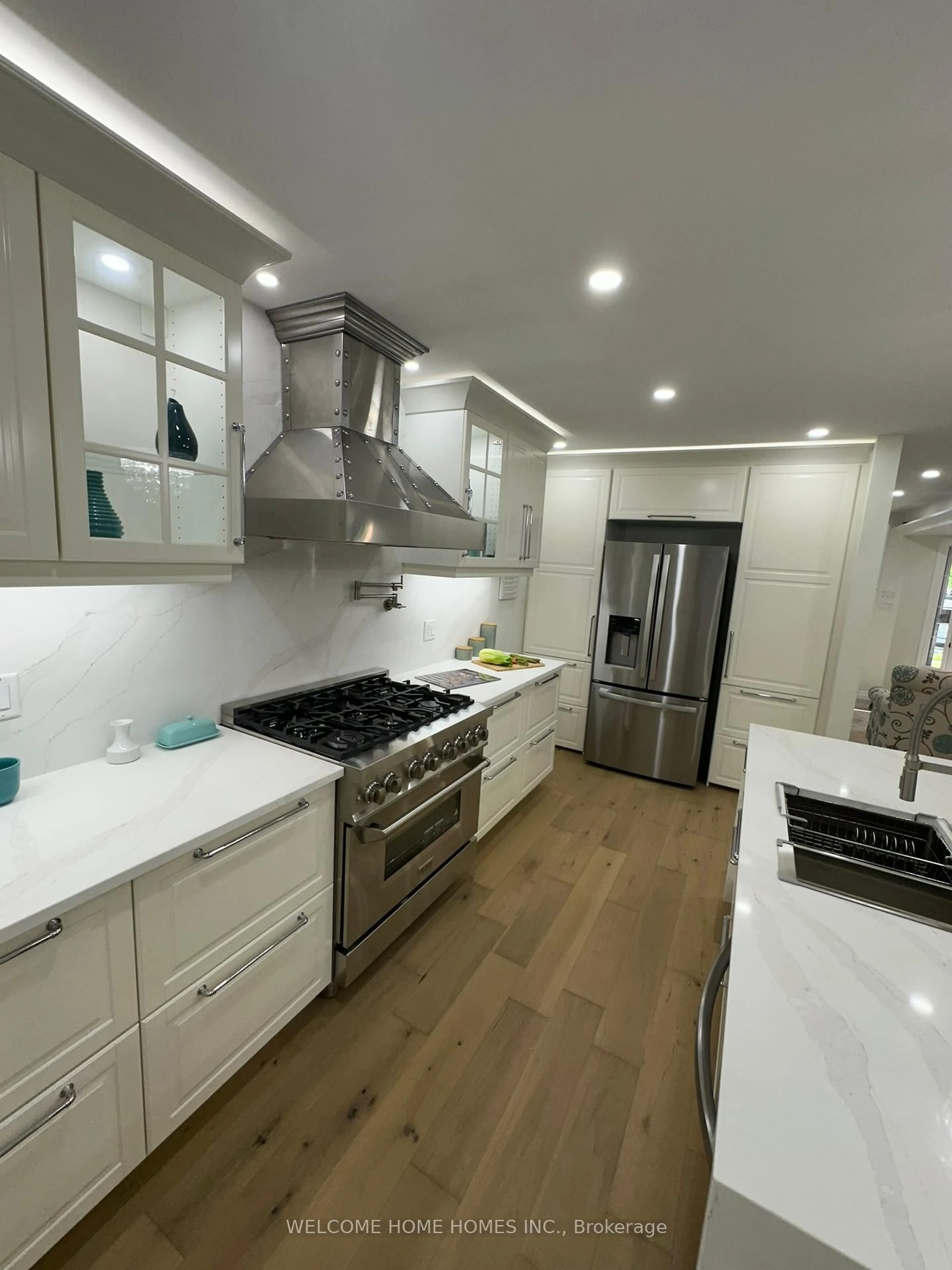 Unknown for 820 Guildwood Blvd, London North Ontario N6H 5G1
