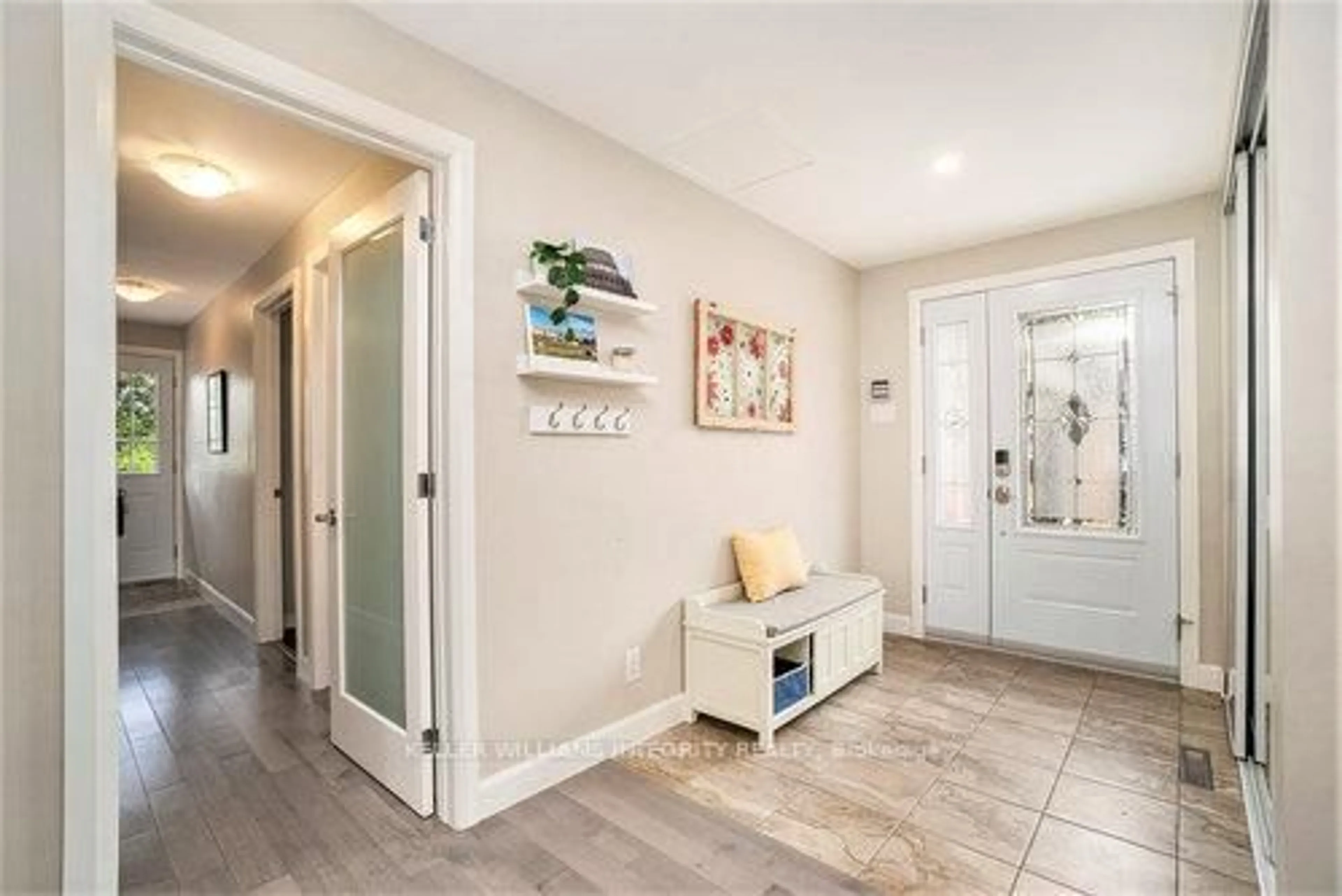 Indoor entryway for 673 La Verendrye Dr, Gloucester Ontario K1J 7X5