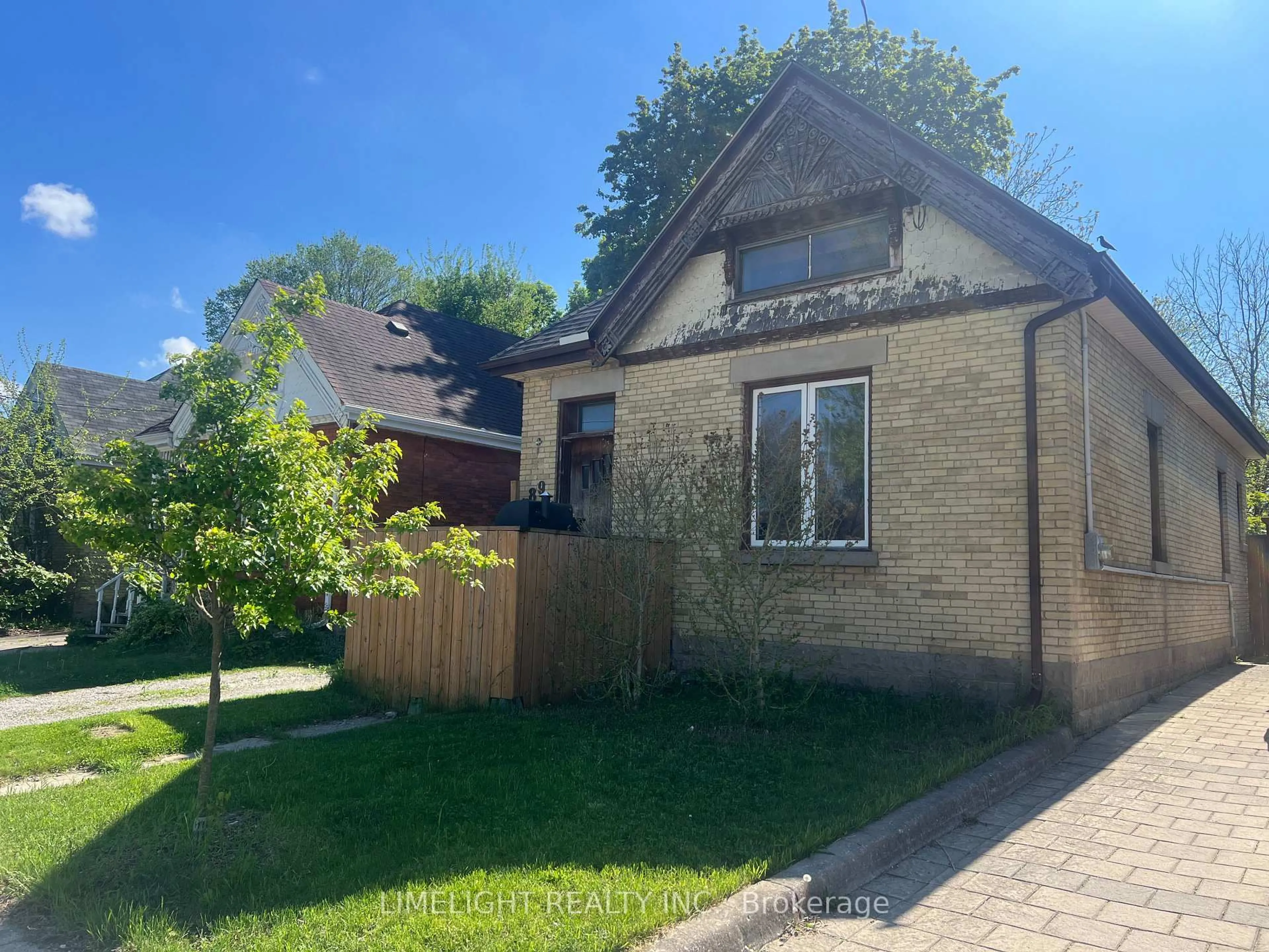 A pic from outside/outdoor area/front of a property/back of a property/a pic from drone, street for 89 Elm St, London East Ontario N5Z 2K4