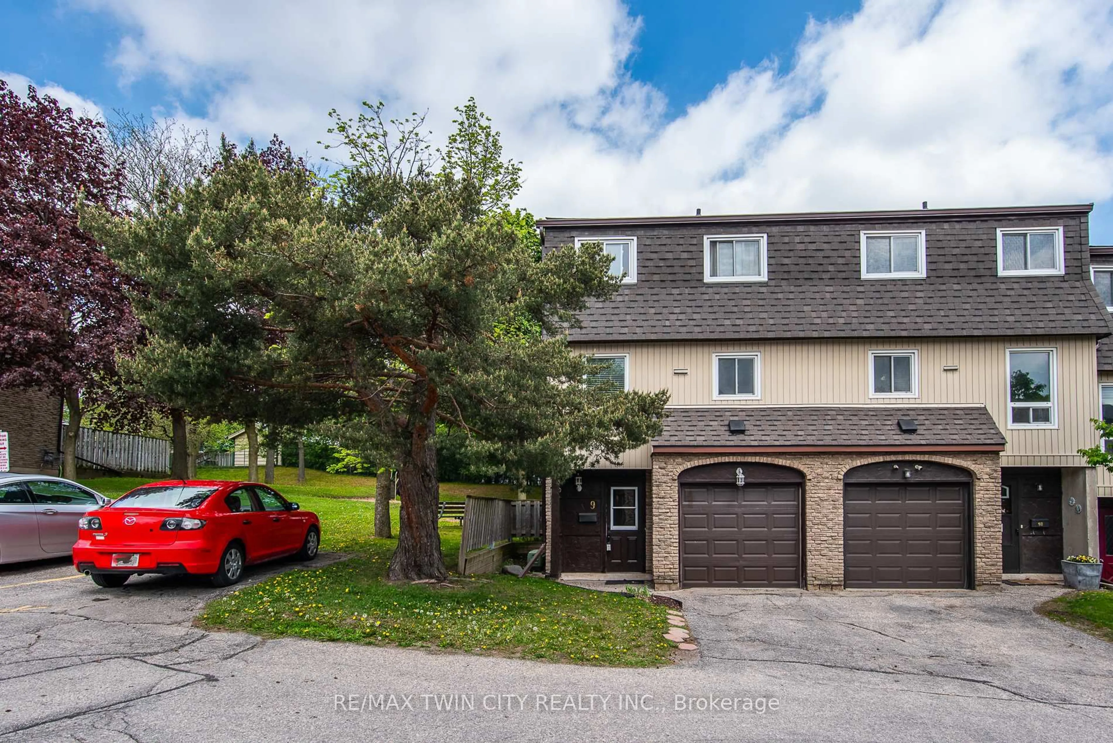 A pic from outside/outdoor area/front of a property/back of a property/a pic from drone, street for 80 Old Country Dr #9, Kitchener Ontario N2E 2E5