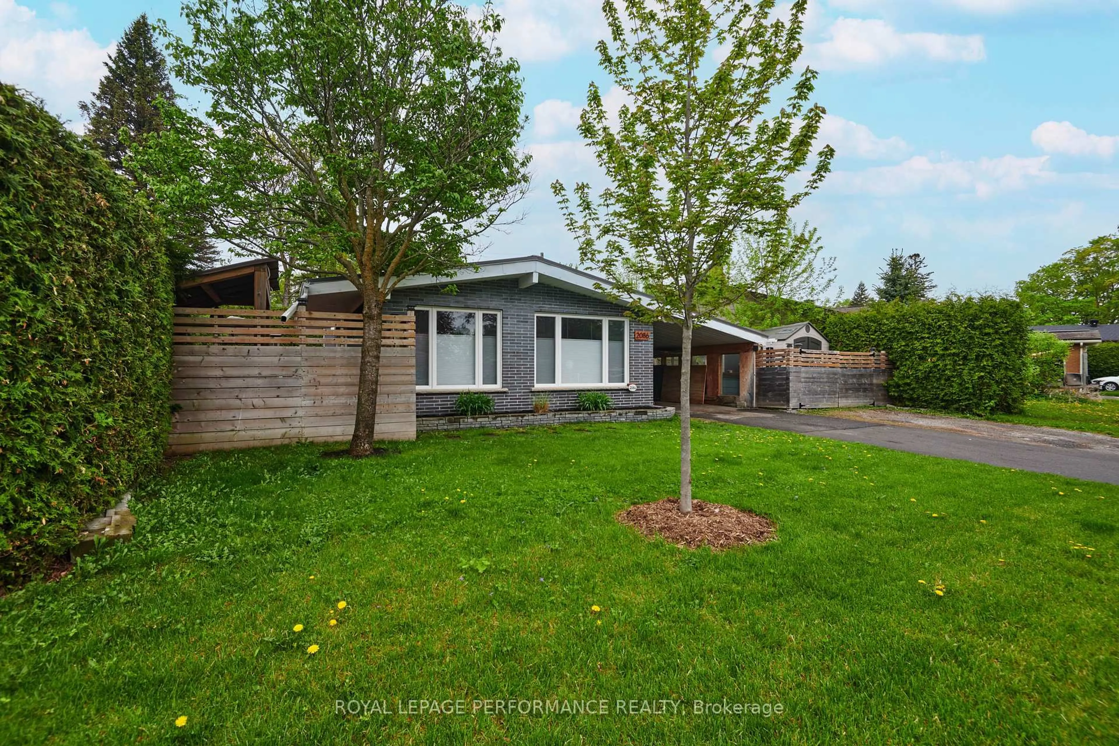 A pic from outside/outdoor area/front of a property/back of a property/a pic from drone, street for 2086 Valley Dr, Ottawa Ontario K1G 2P5