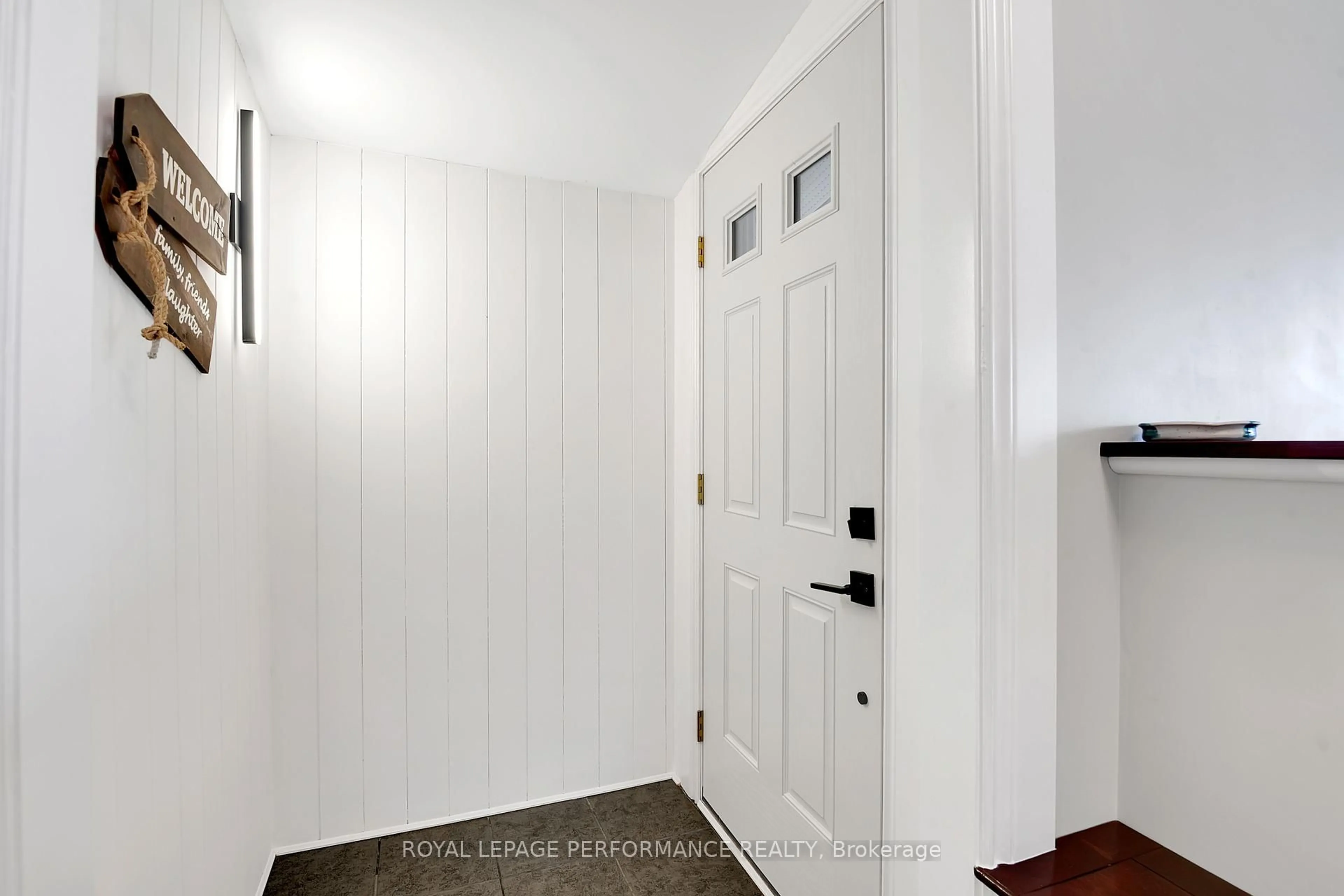 Indoor entryway for 2086 Valley Dr, Ottawa Ontario K1G 2P5