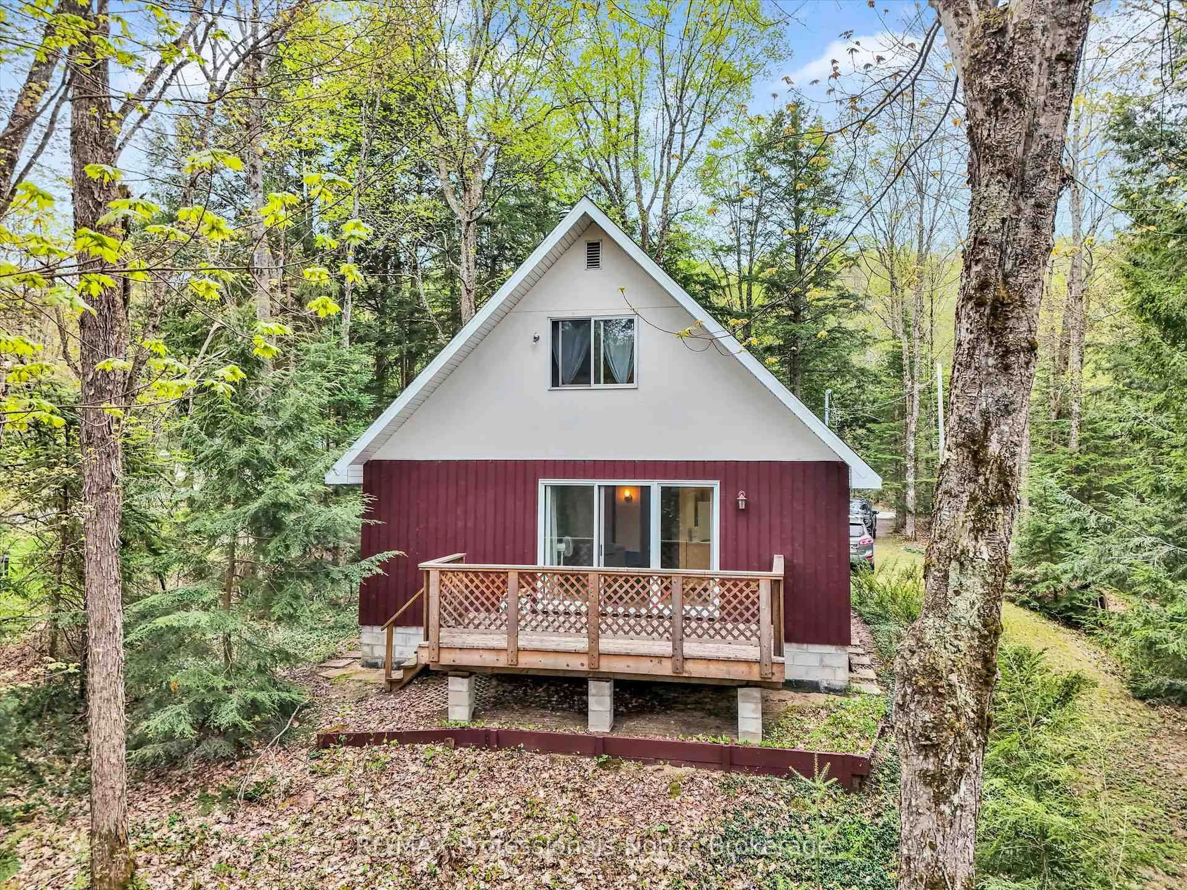 Home with vinyl exterior material, forest/trees view for 1165 Sherwood Forest Rd, Bracebridge Ontario P1L 1X3
